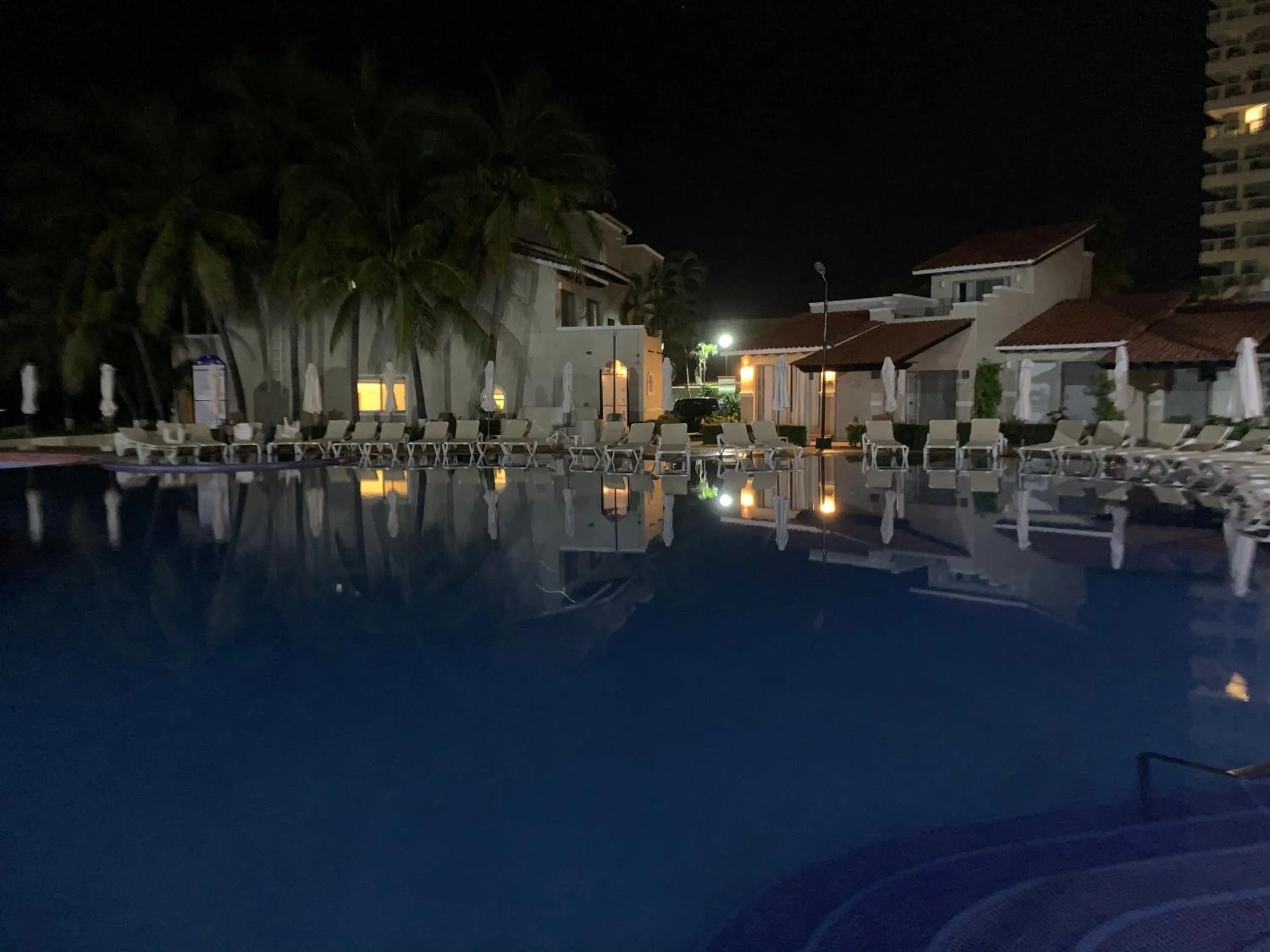 HAB PTa B ÁREA DE VILLAS DENTRO DEL HOTEL Junto al Krystal EN IXTAPA WIFI 2A 1M Con playa