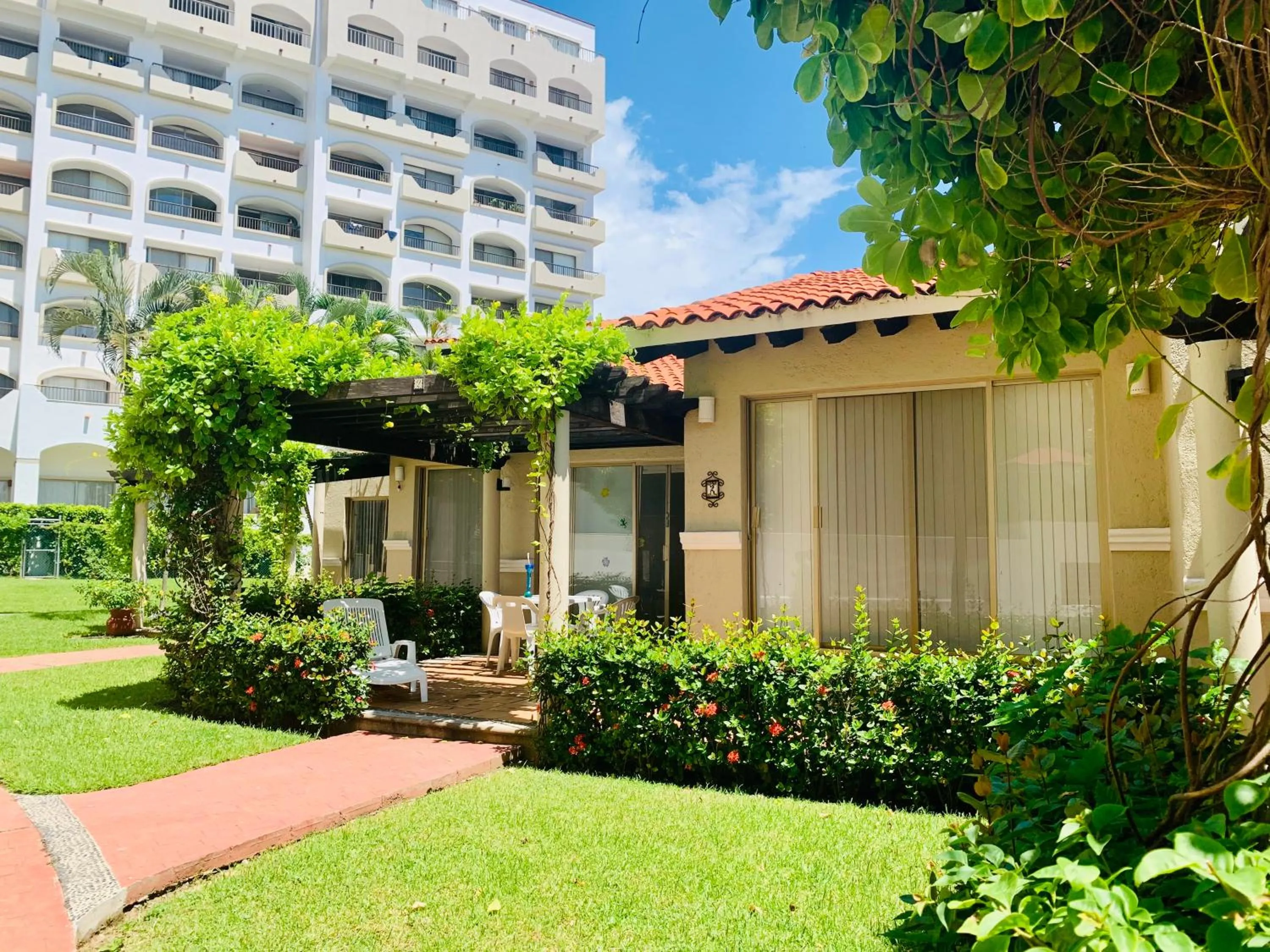 HAB PTa B ÁREA DE VILLAS DENTRO DEL HOTEL Junto al Krystal EN IXTAPA WIFI 2A 1M Con playa