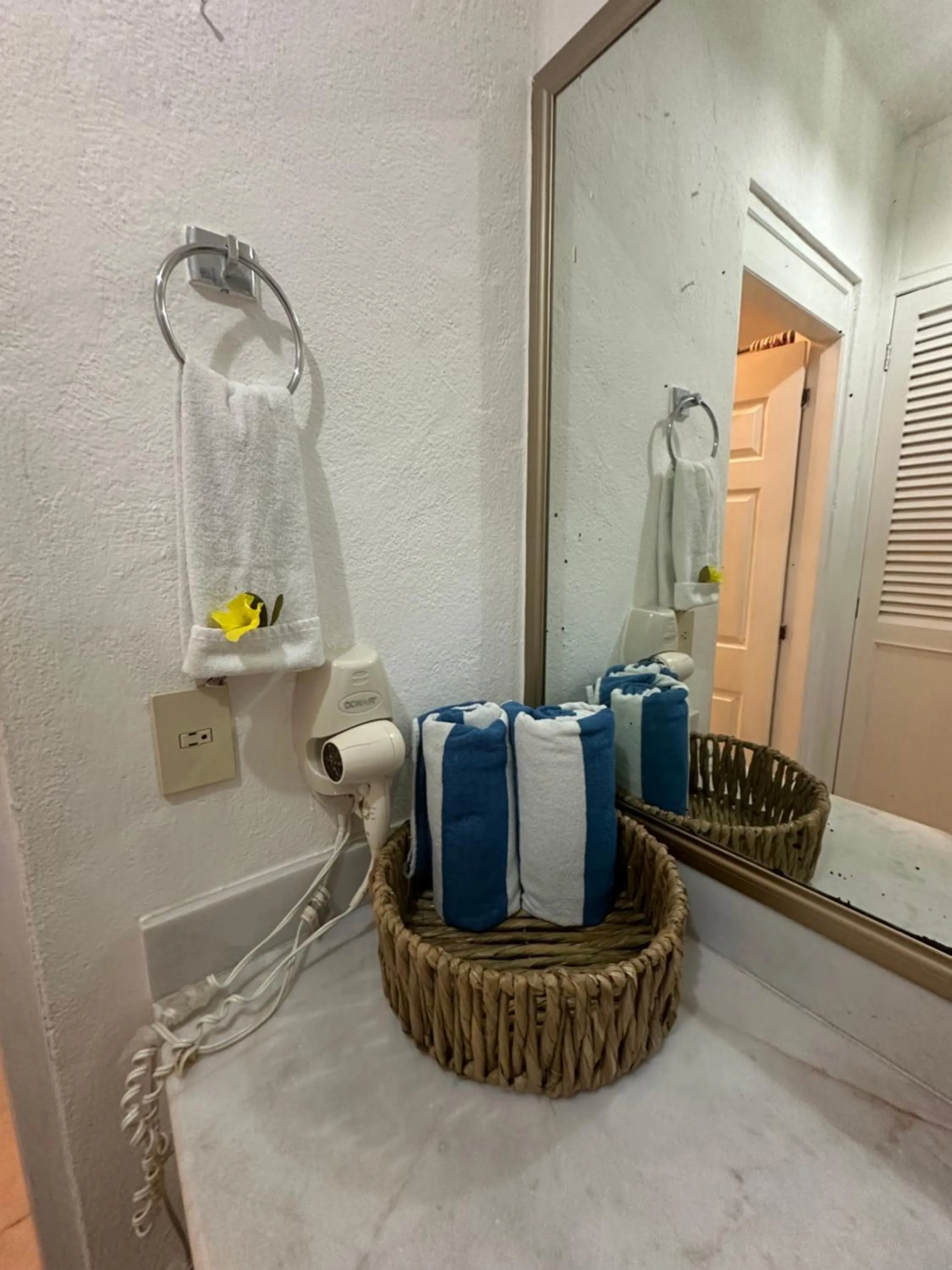 HAB PTa B ÁREA DE VILLAS DENTRO DEL HOTEL Junto al Krystal EN IXTAPA WIFI 2A 1M Con playa