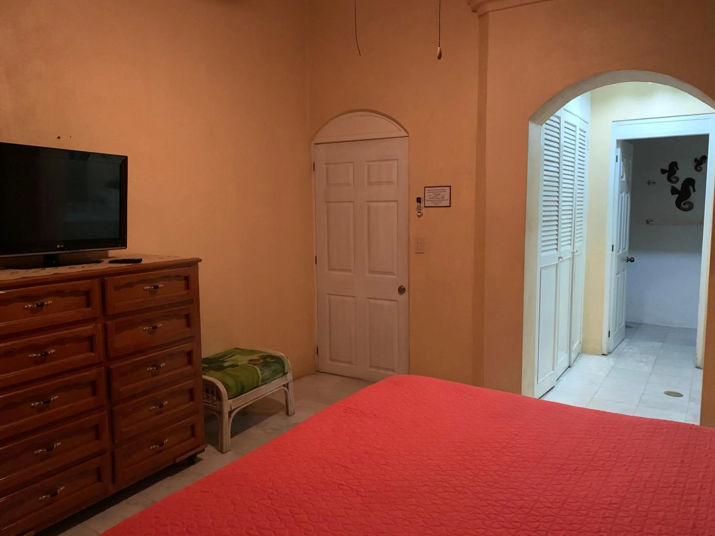 Bed in HAB PTa B ÁREA DE VILLAS DENTRO DEL HOTEL Junto al Krystal EN IXTAPA WIFI 2A 1M Con playa