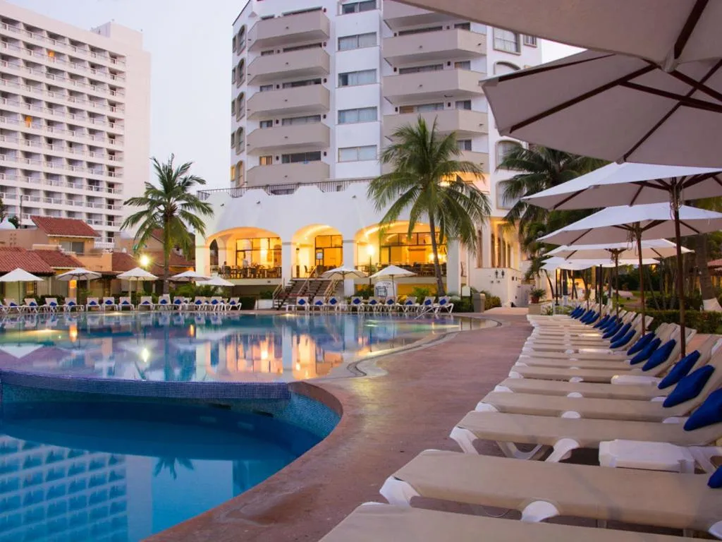 Swimming pool in VILLA PARA 5P 4A 1M dentro del Hotel a un lado del Krystal IXTAPA Con Playa WiFi