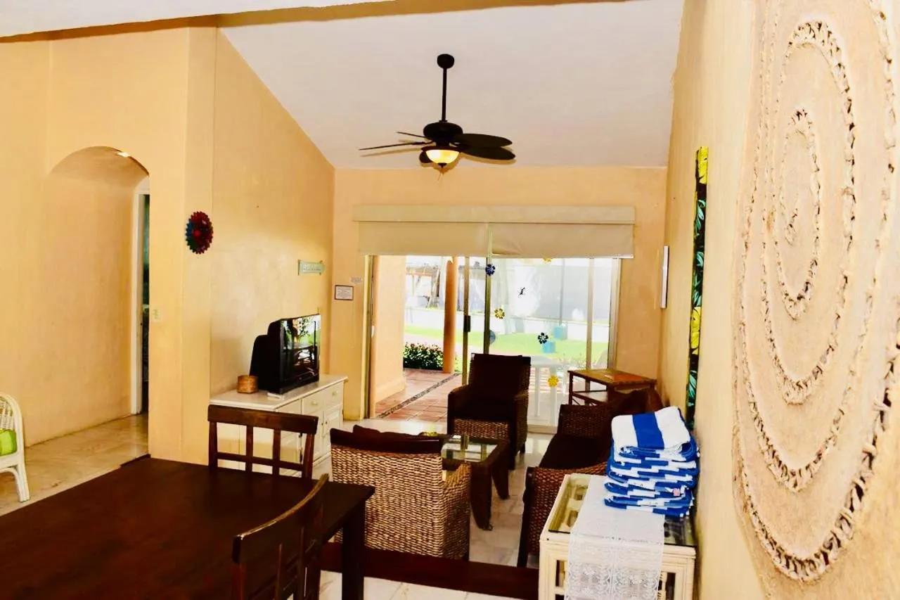 Communal lounge/ TV room in VILLA PARA 5P 4A 1M dentro del Hotel a un lado del Krystal IXTAPA Con Playa WiFi