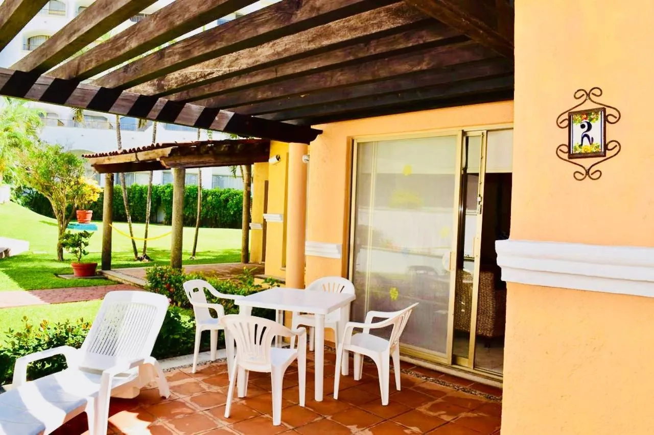 Balcony/Terrace in VILLA PARA 5P 4A 1M dentro del Hotel a un lado del Krystal IXTAPA Con Playa WiFi