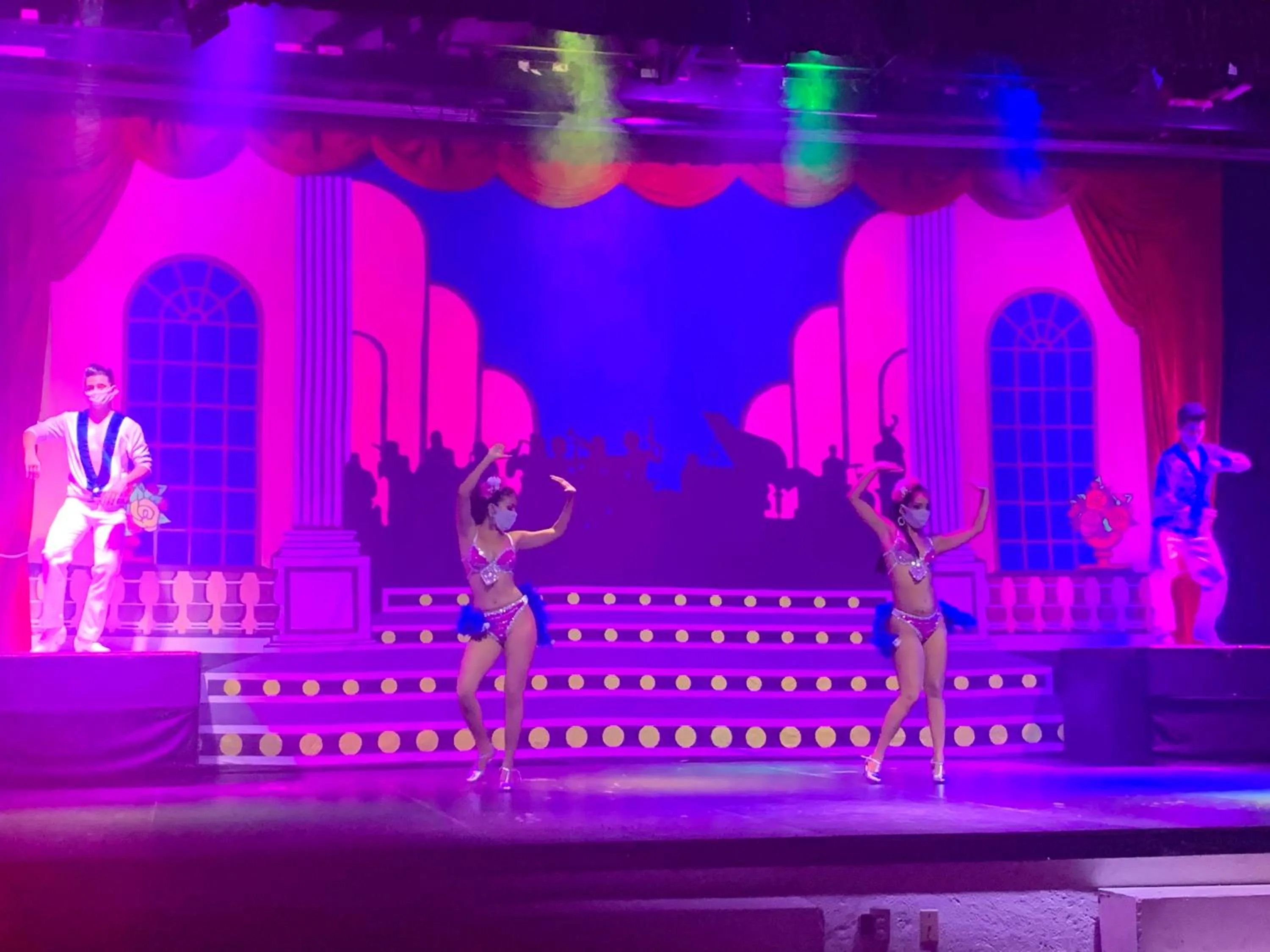 Evening entertainment in VILLA PARA 5P 4A 1M dentro del Hotel a un lado del Krystal IXTAPA Con Playa WiFi