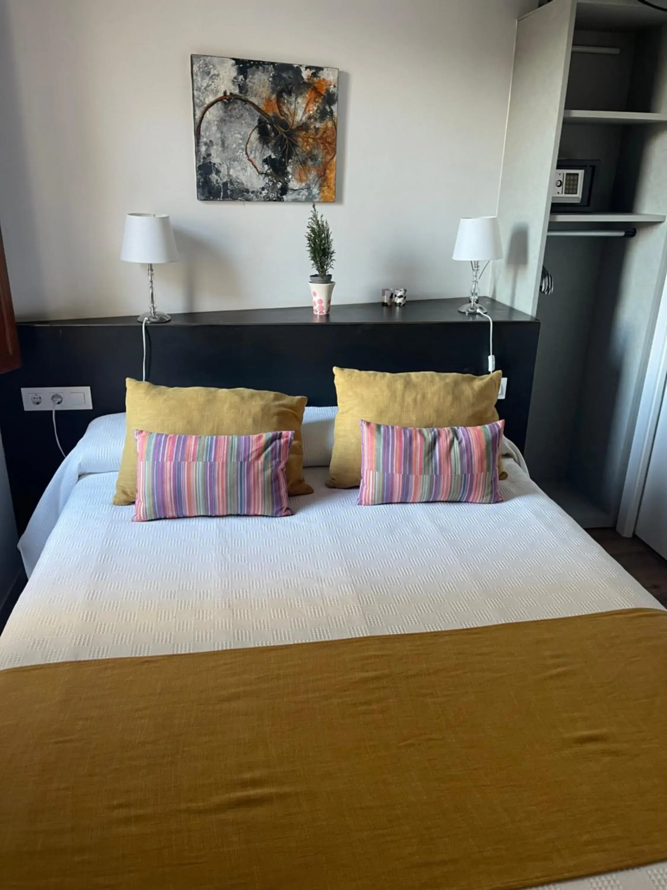 Small Single Room in Vila Alaró TI Small Single Room in Vila Alaró TI