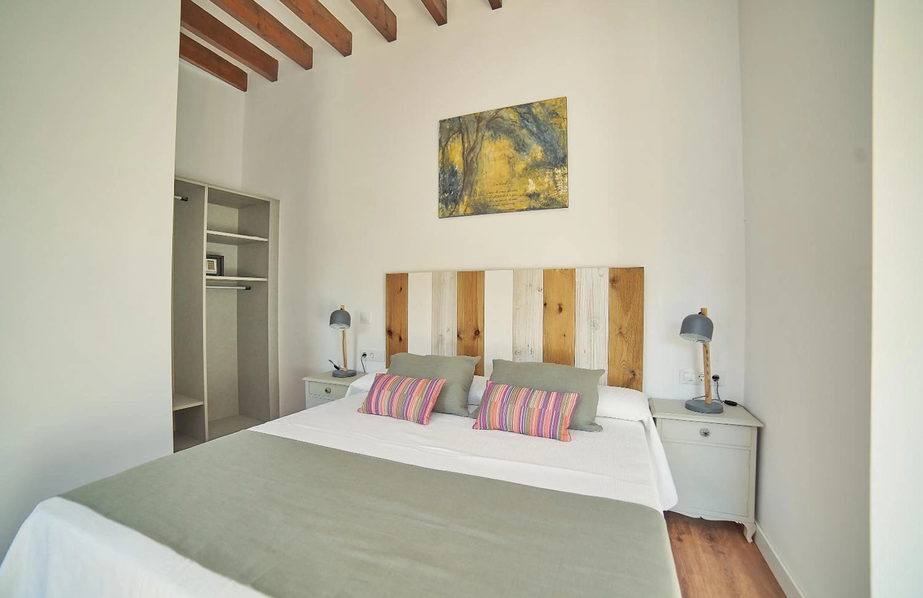 Photo of the whole room, Bed in Vila Alaró TI