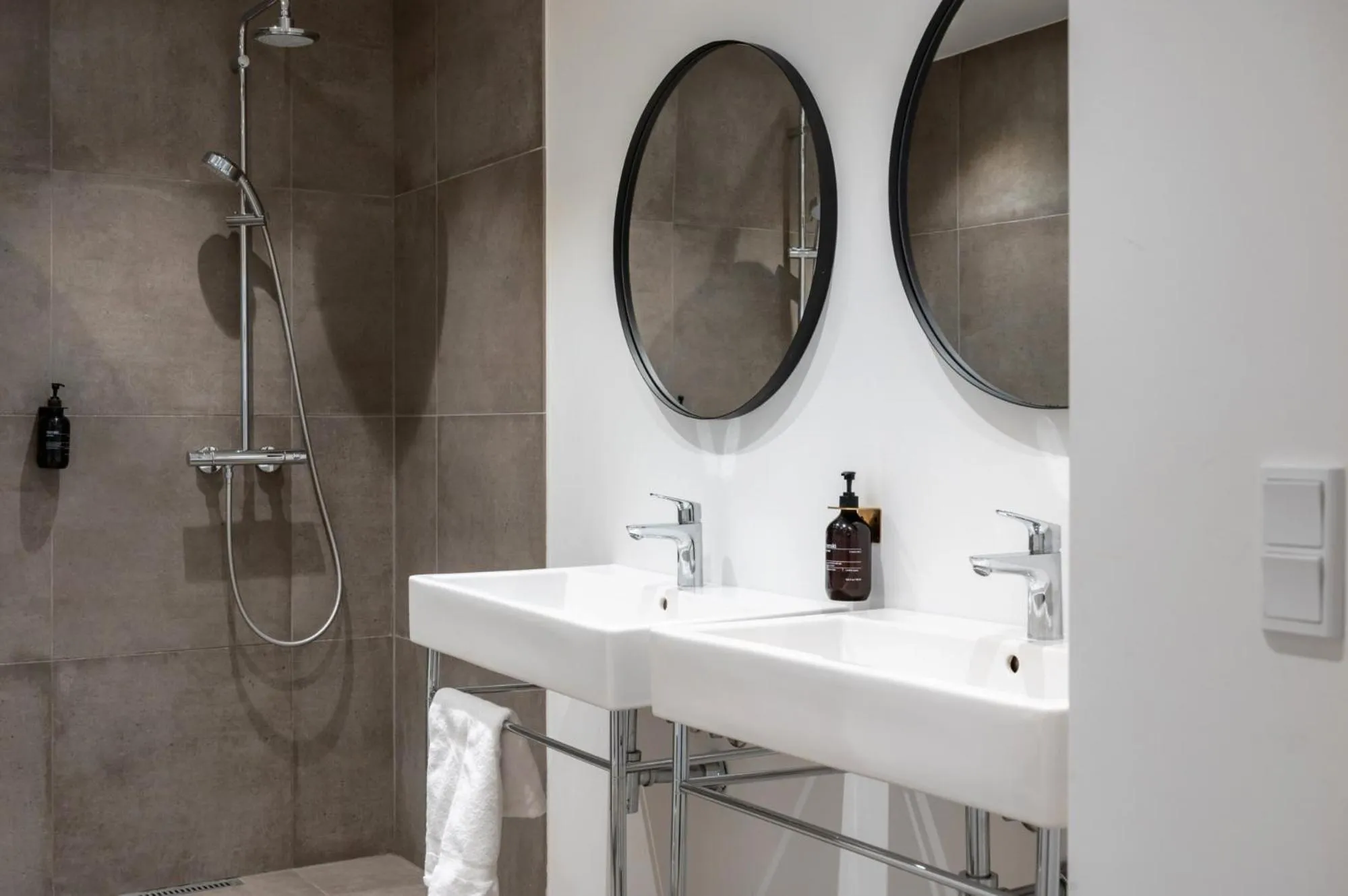 Bathroom in The Lakes apartments by Daniel&Jacob's