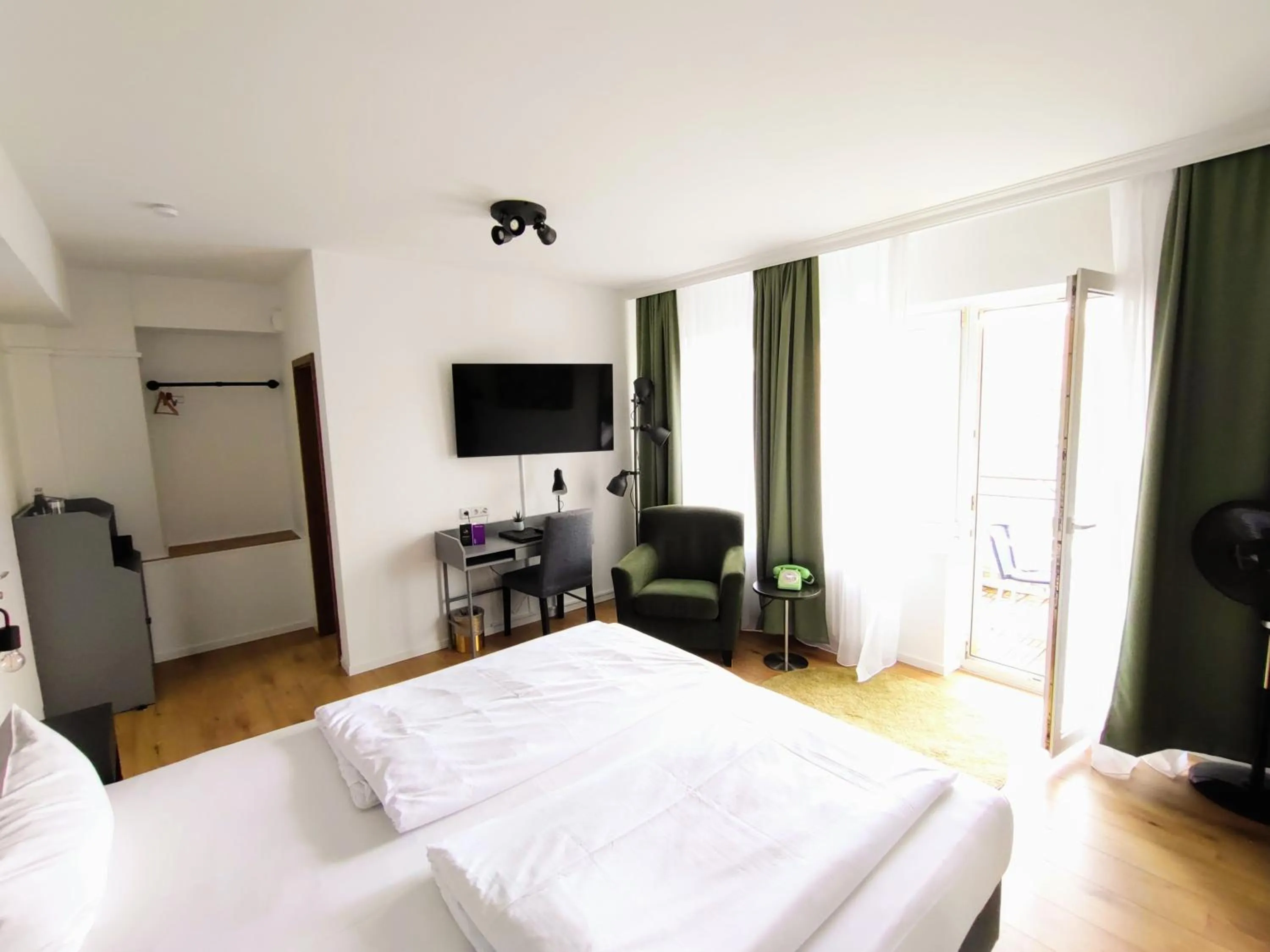 Photo of the whole room, Bed in Les Nations