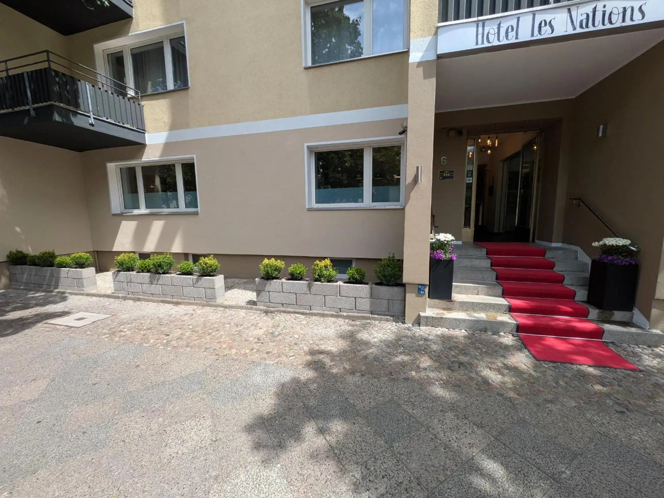 Property building in Les Nations Property building in Les Nations