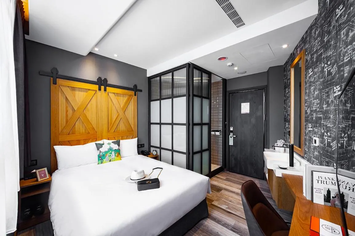 Shower, Bed in Norway Forest Travel hotel 3 Taichung