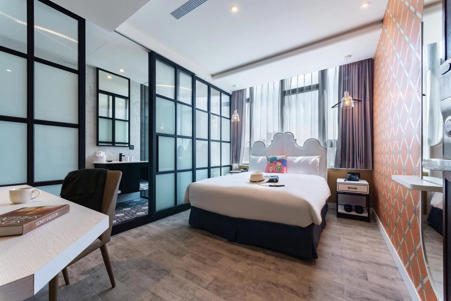 Shower, Bed in Norway Forest Travel hotel 3 Taichung