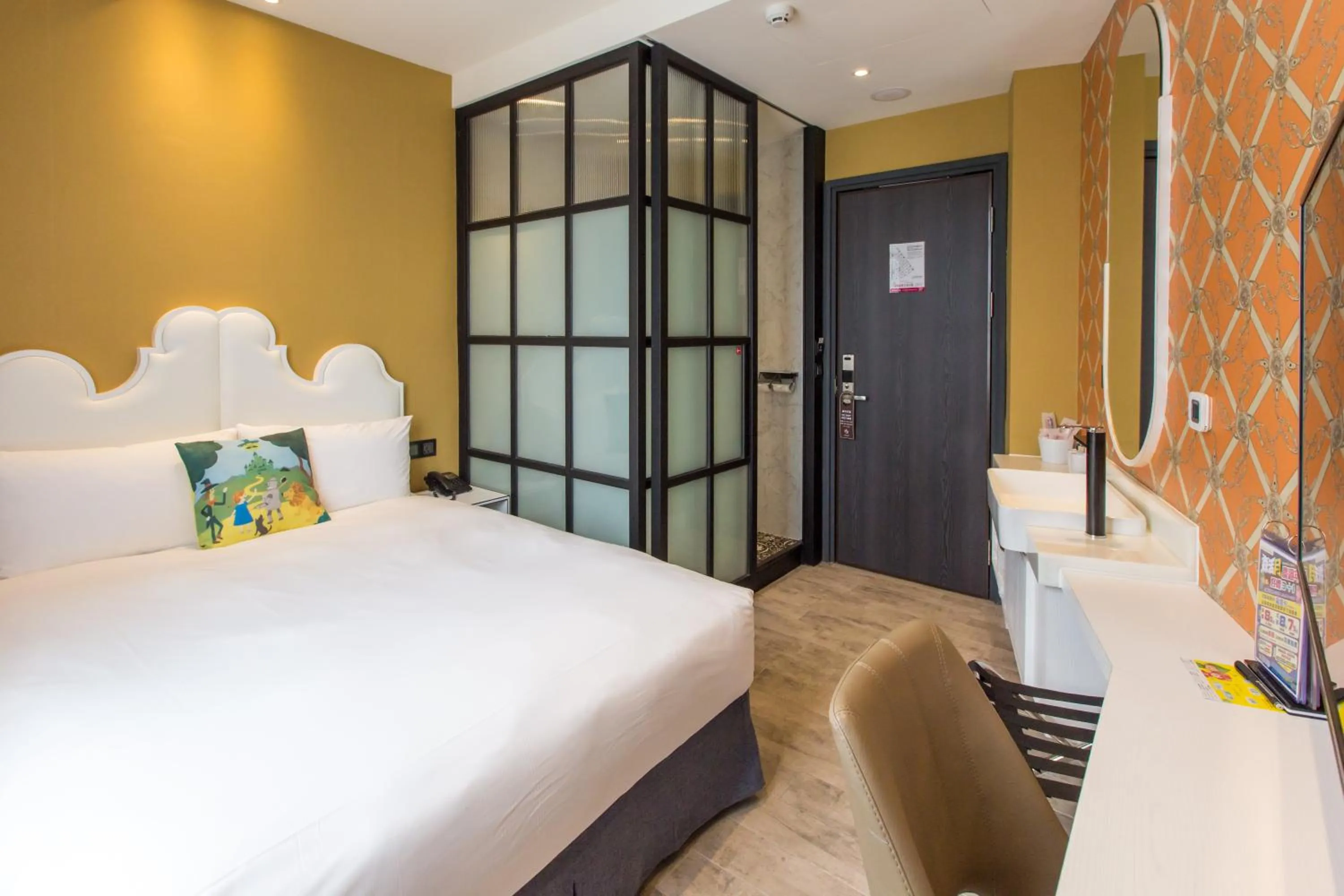 Shower, Bed in Norway Forest Travel hotel 3 Taichung