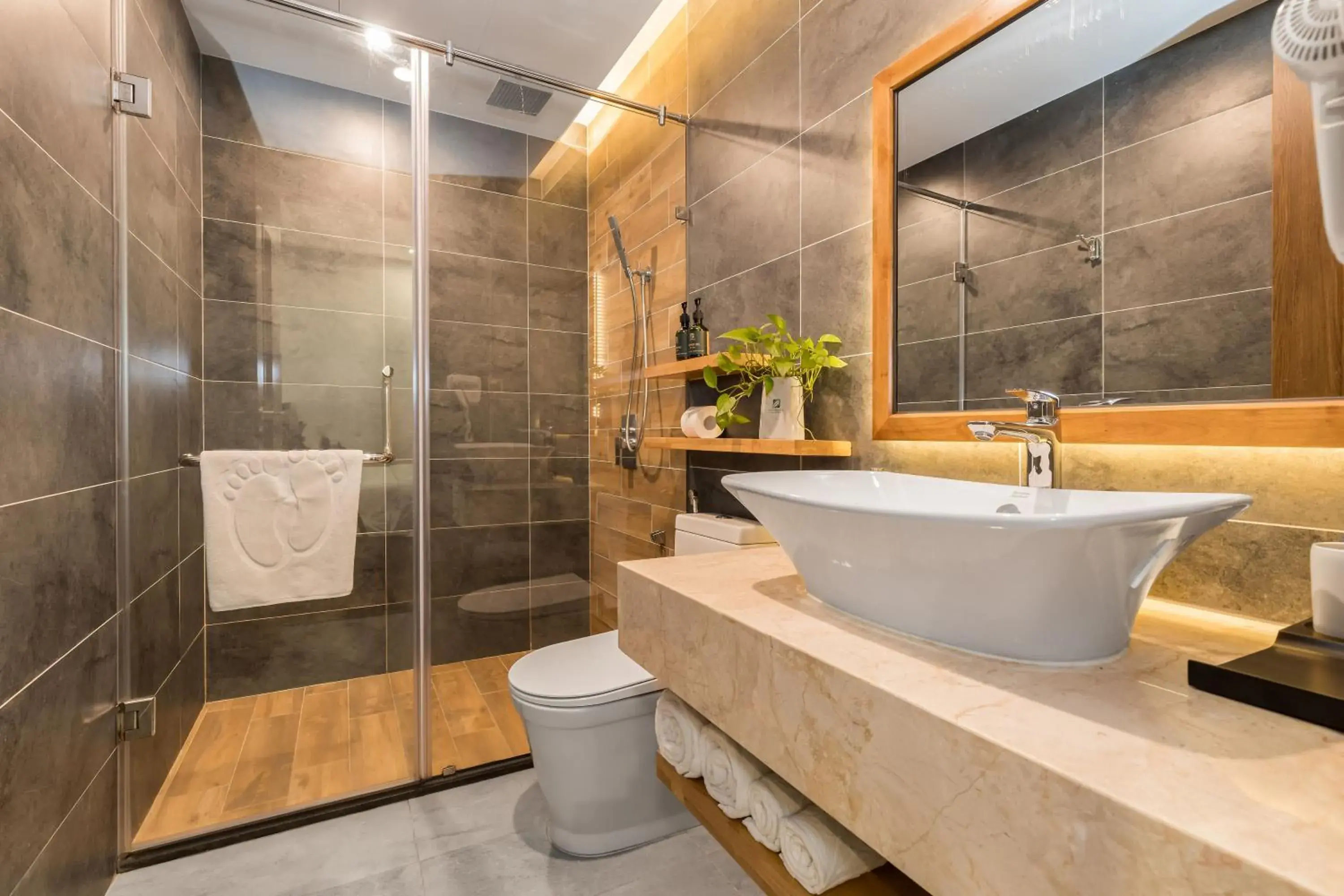 Bathroom in Chi House Danang Hotel and Apartment Bathroom in Chi House Danang Hotel and Apartment