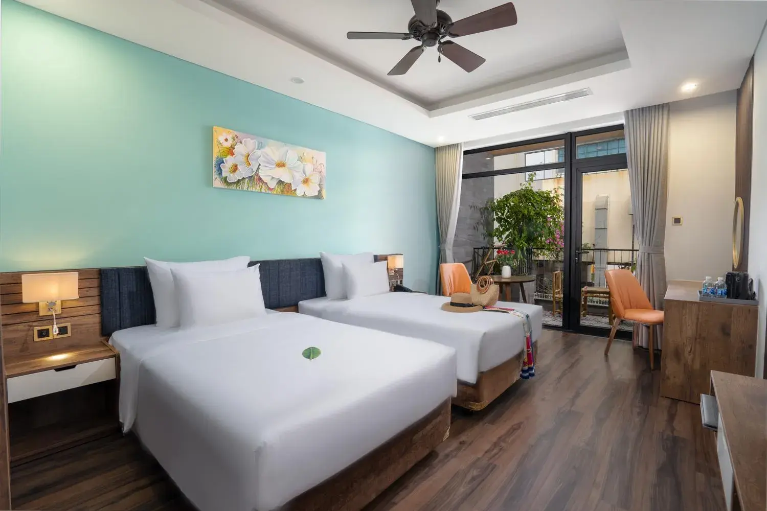 Deluxe Twin Room with Balcony and City View in Chi House Danang Hotel and Apartment Deluxe Twin Room with Balcony and City View in Chi House Danang Hotel and Apartment