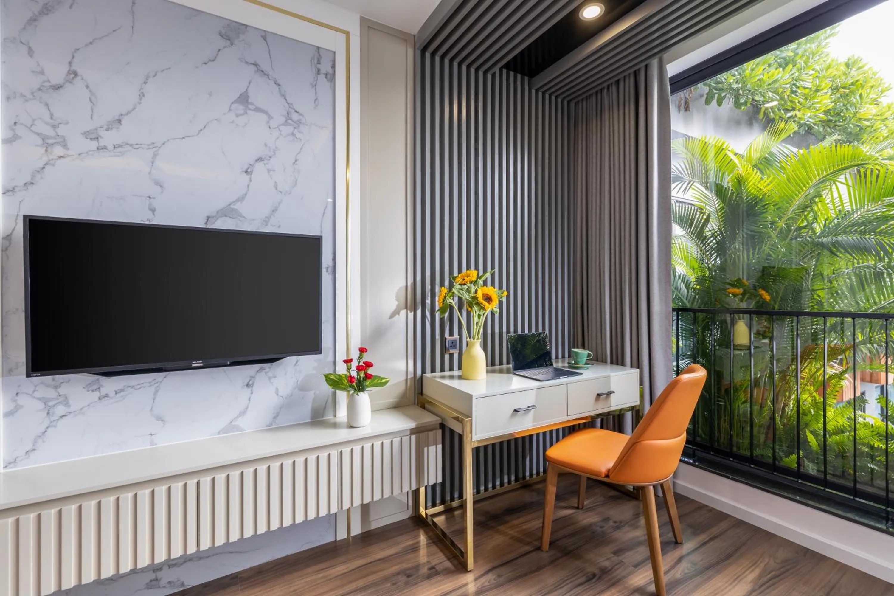 TV and multimedia in Chi House Danang Hotel and Apartment