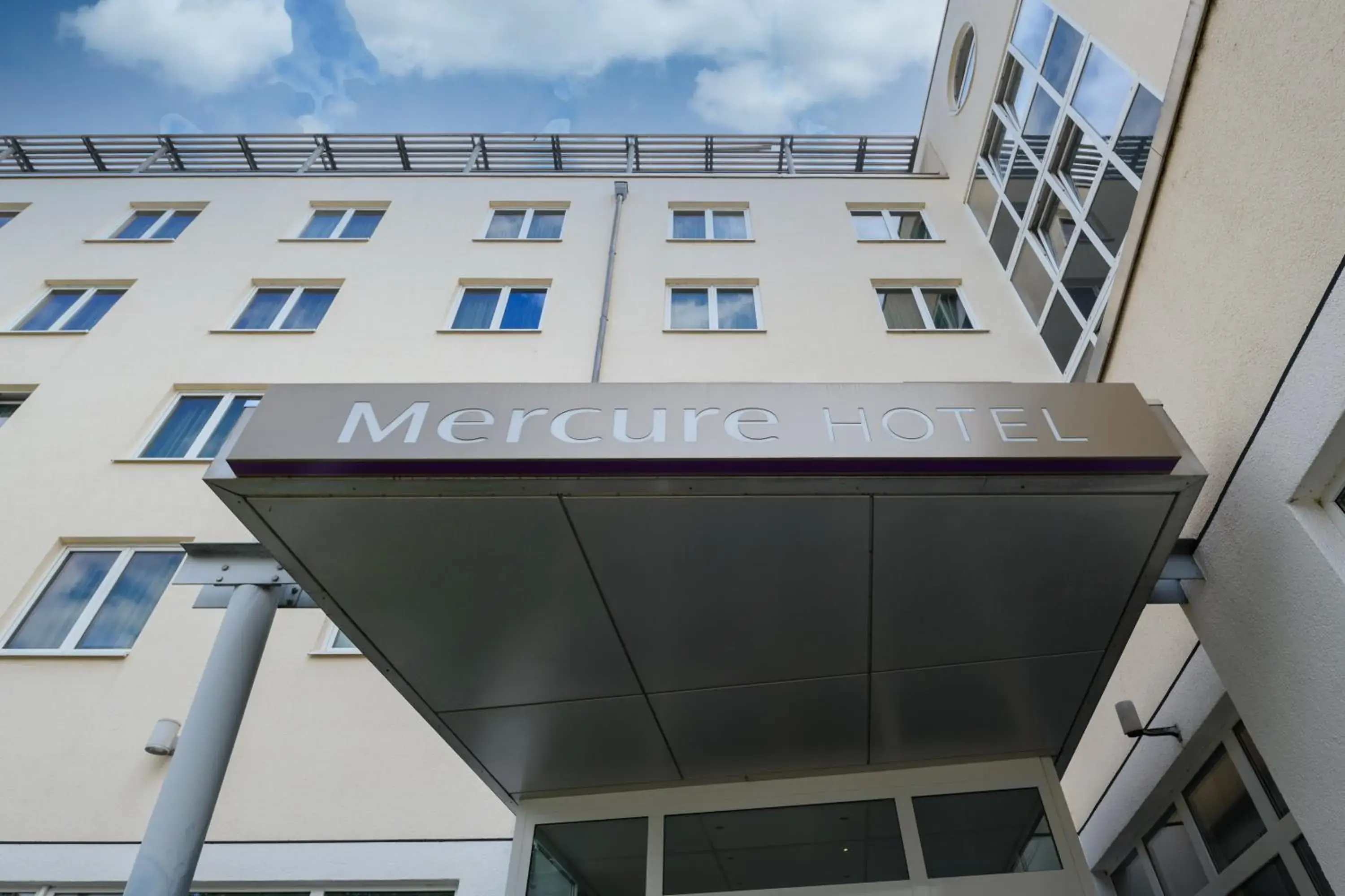 Facade/entrance in Mercure Neu-Isenburg Facade/entrance in Mercure Neu-Isenburg