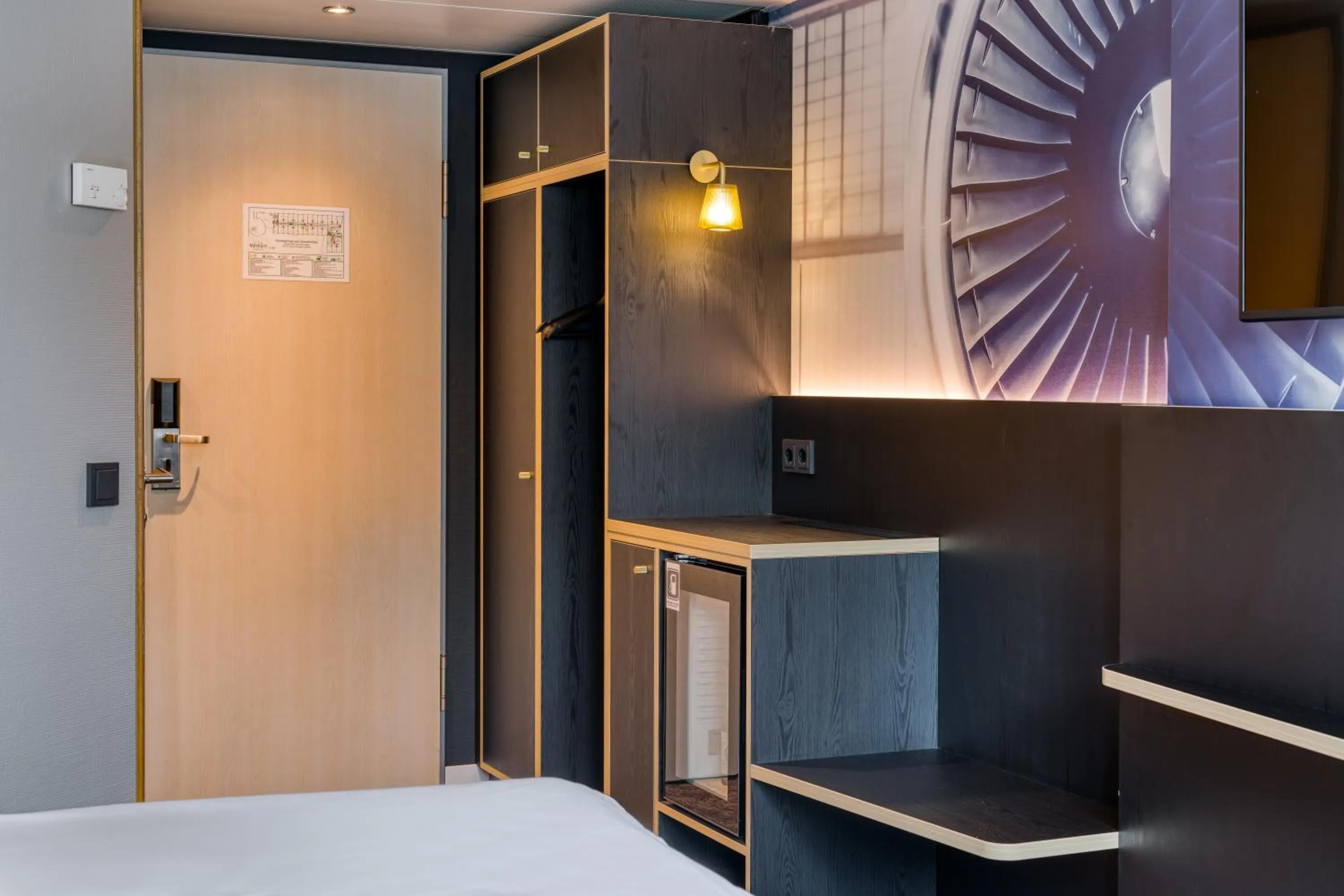 Photo of the whole room, Bed in Mercure Neu-Isenburg