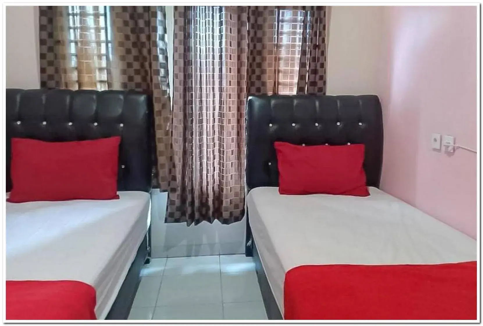 Standard Twin Room in Hotel Dheadita Syariah Sungai Penuh Mitra RedDoorz Standard Twin Room in Hotel Dheadita Syariah Sungai Penuh Mitra RedDoorz
