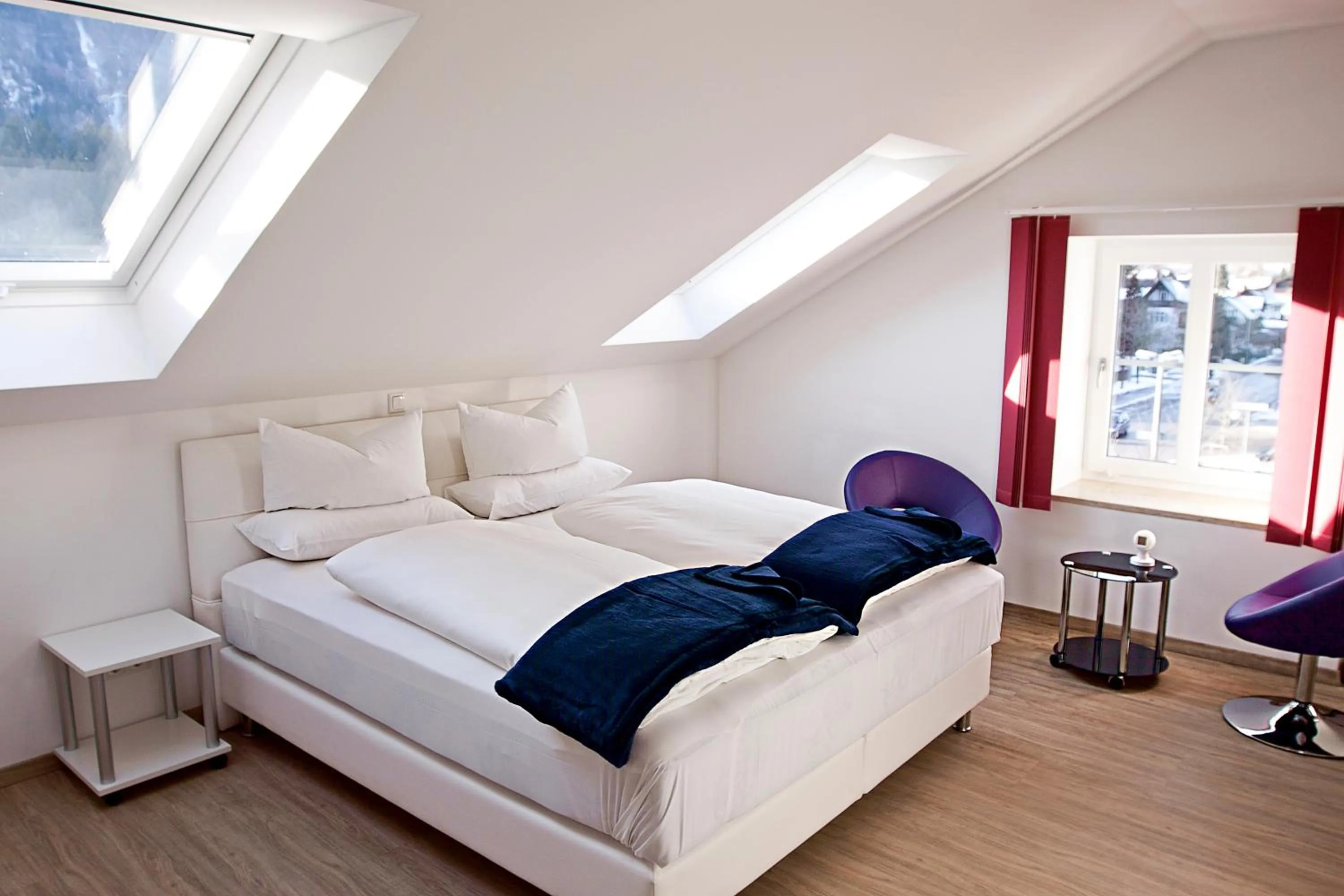 Bed in Hotel Garni Ammergauer Hof