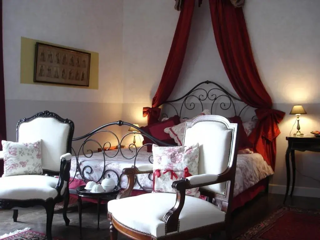 Deluxe Double Room with Bath in Le PETIT CHATEAU - Tiffauges proche Puy duFou Deluxe Double Room with Bath in Le PETIT CHATEAU - Tiffauges proche Puy duFou