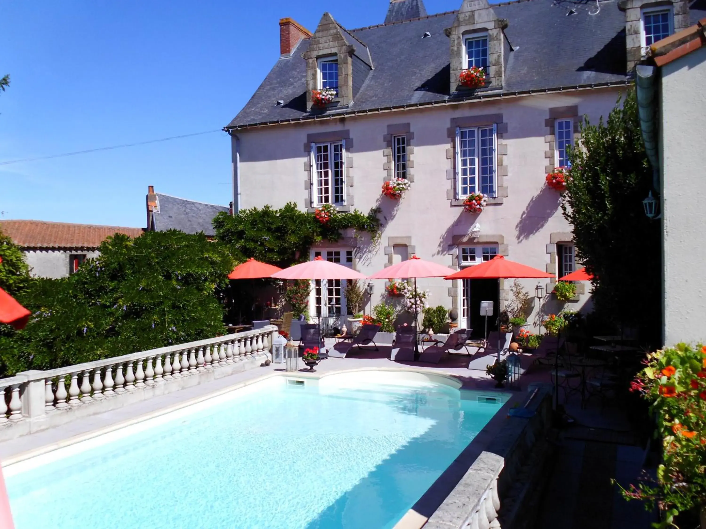 Le PETIT CHATEAU - Tiffauges proche Puy duFou Le PETIT CHATEAU - Tiffauges proche Puy duFou