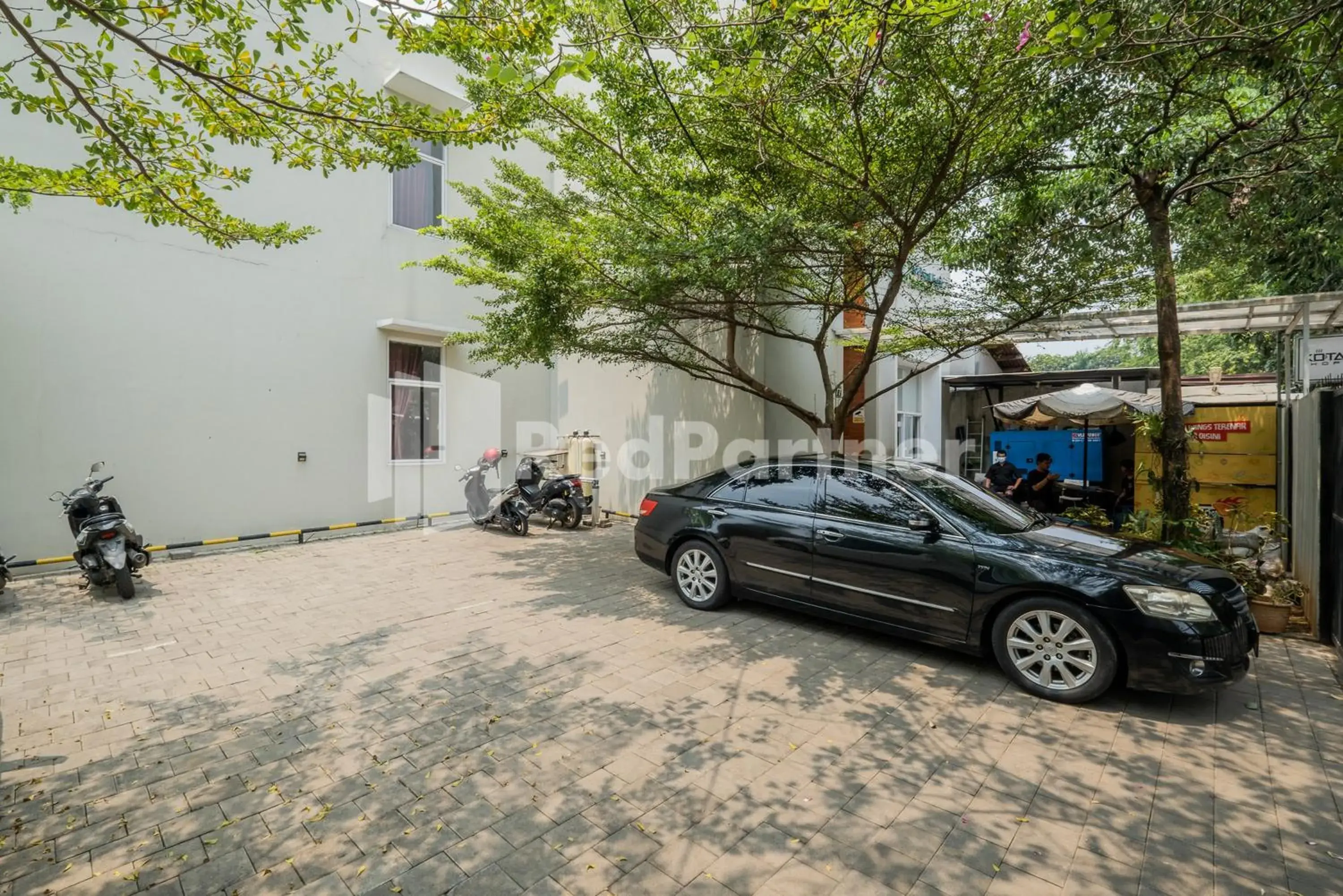 Parking in Palm Eight Mitra RedDoorz Parking in Palm Eight Mitra RedDoorz