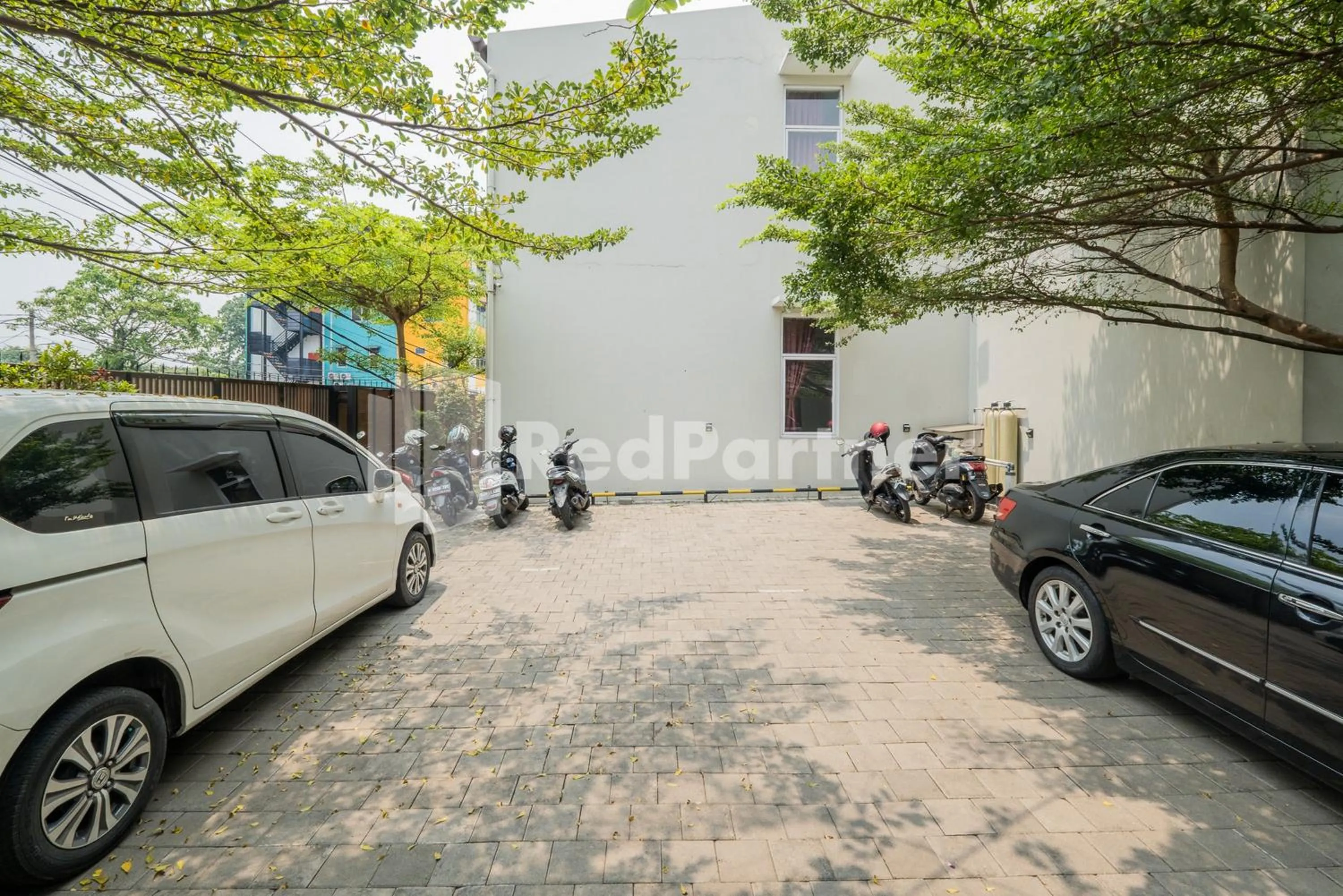 Parking in Palm Eight Mitra RedDoorz