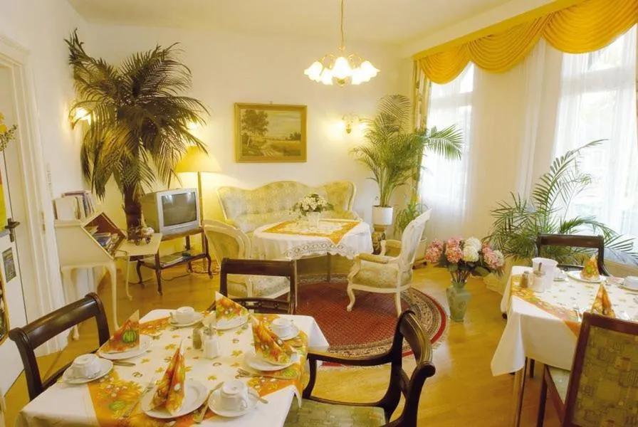 Restaurant/places to eat in Hotel Victoria