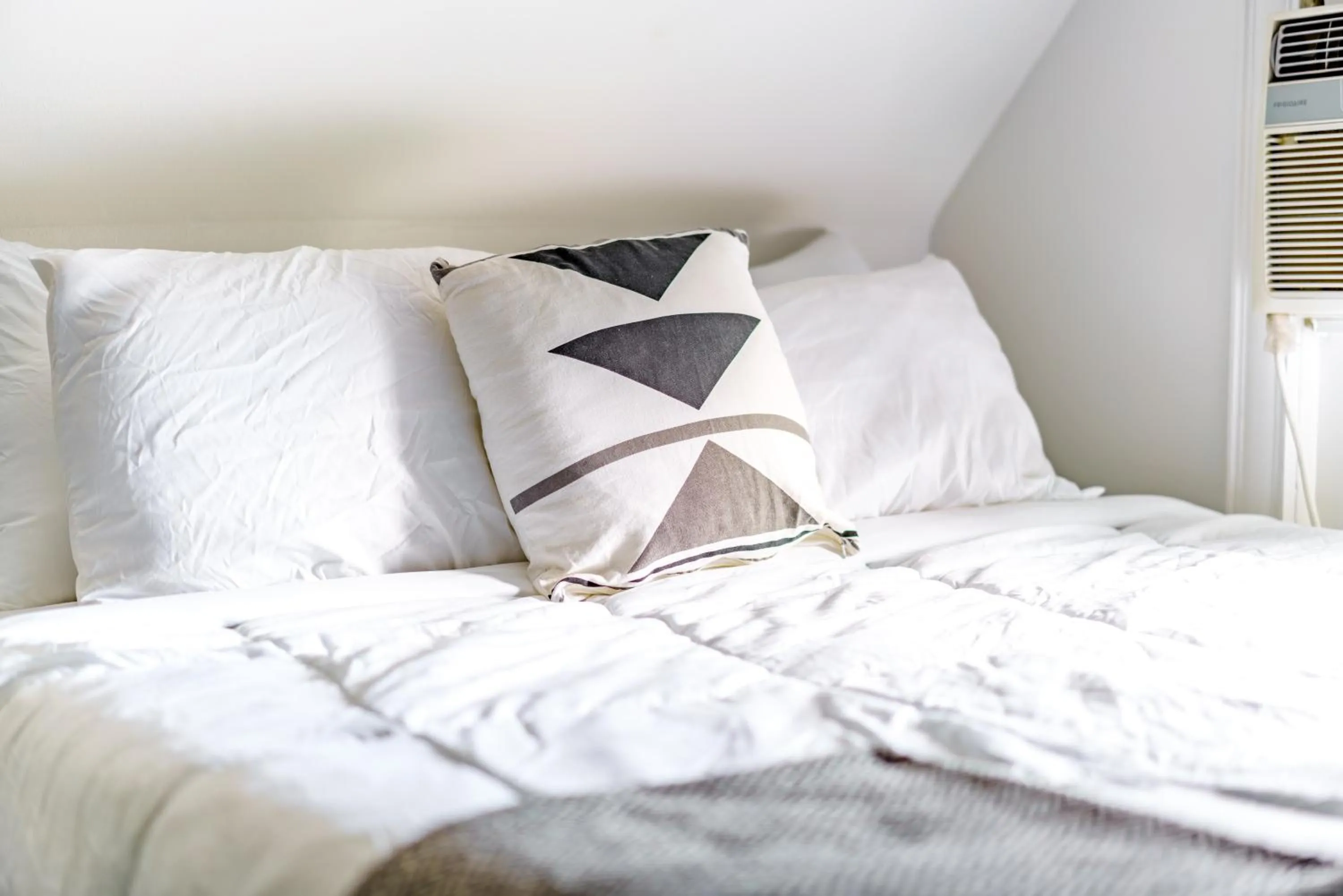 Bed in Jungle House Luxury Stays - Columbus Downtown Short North