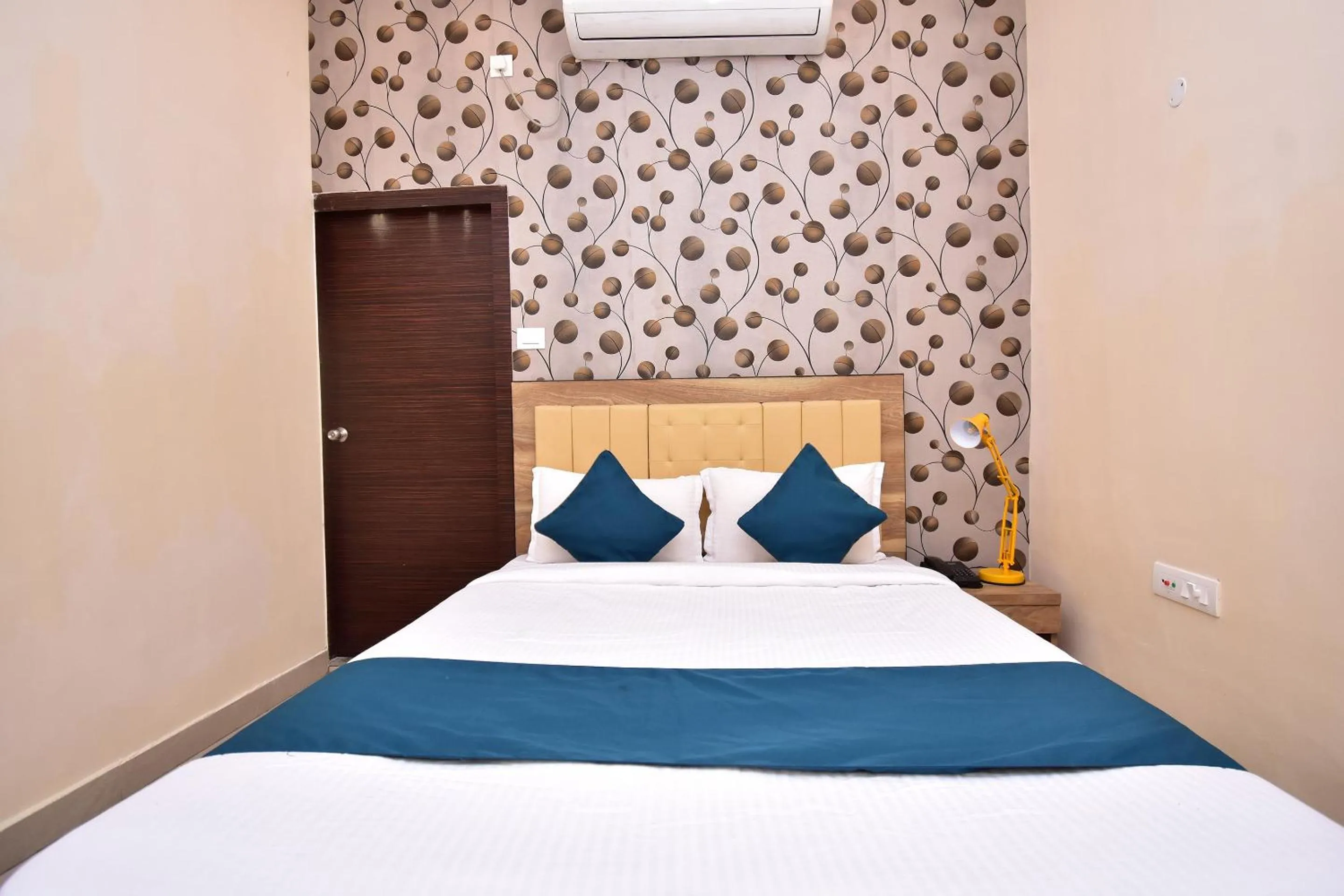 Bedroom, Bed in Hotel O Stay hub park street