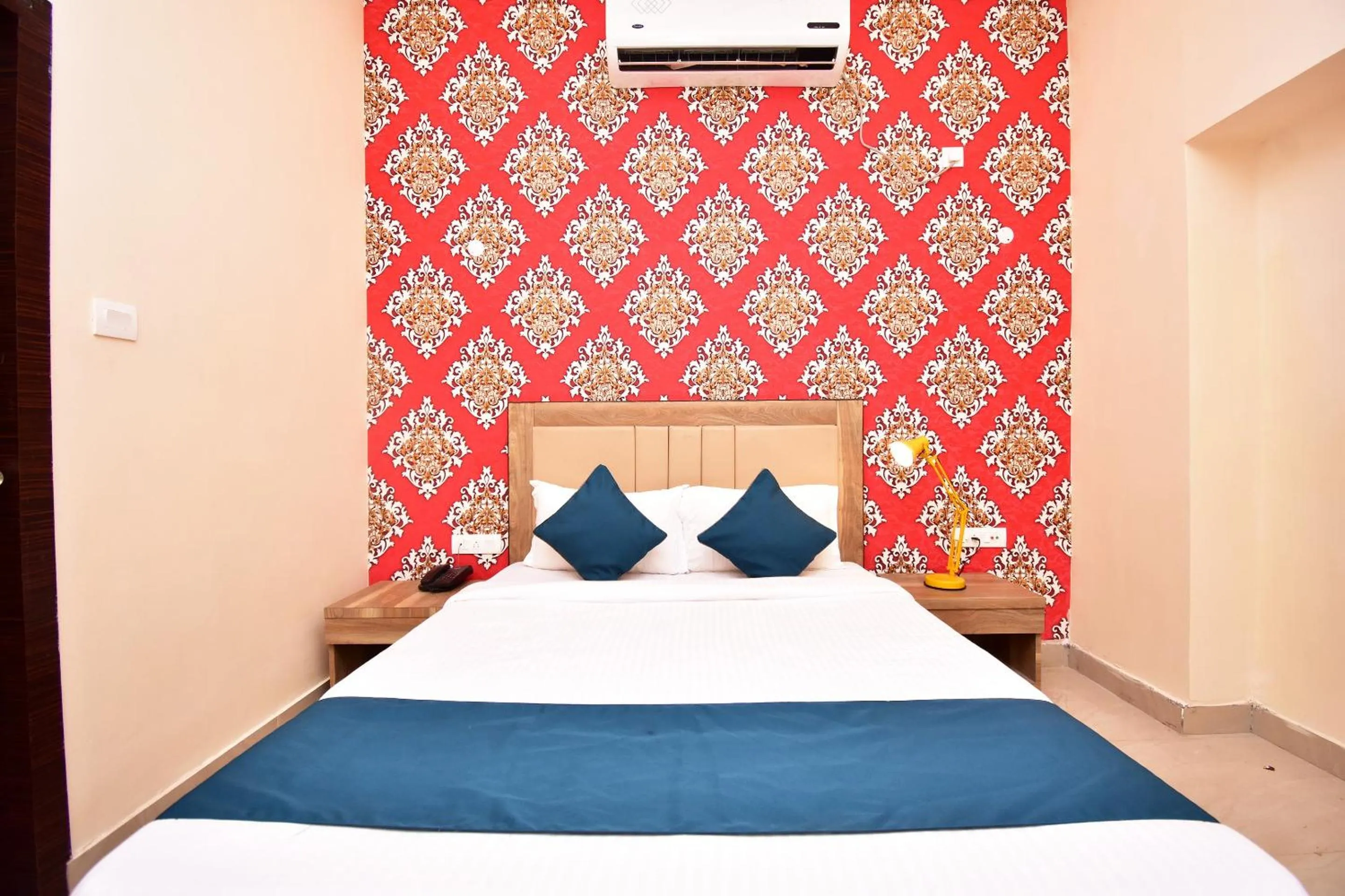 Bedroom, Bed in Hotel O Stay hub park street