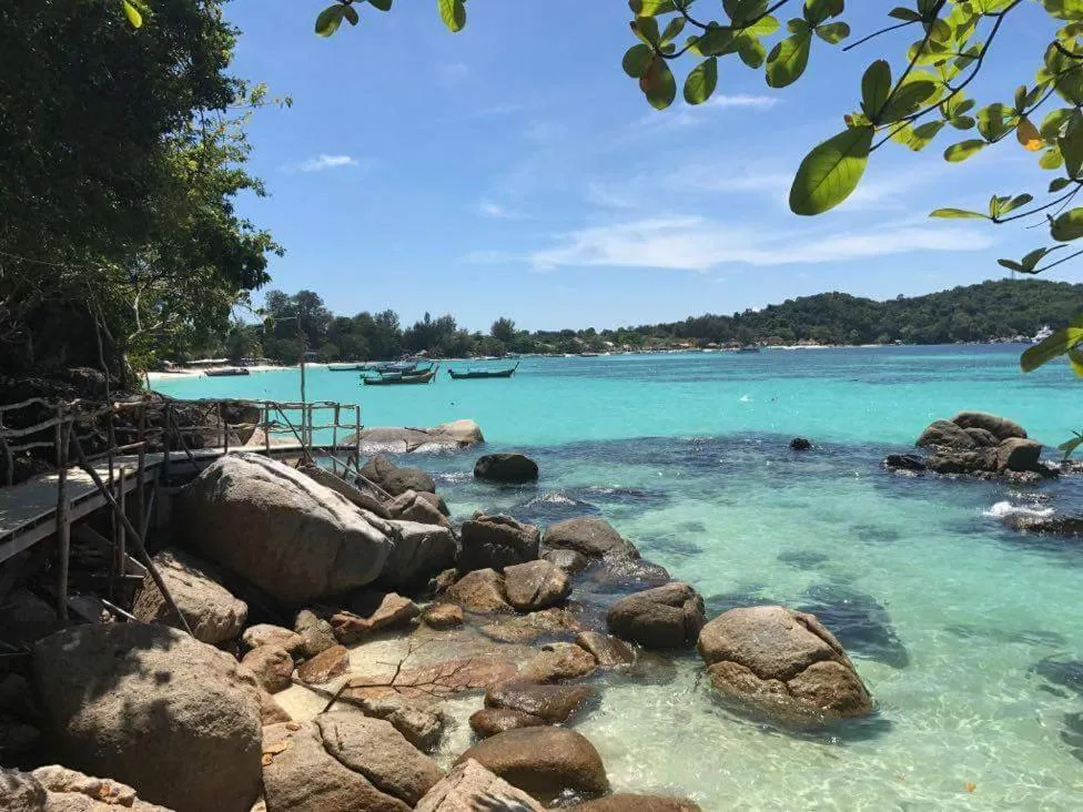DAYA Beach, Lipe local