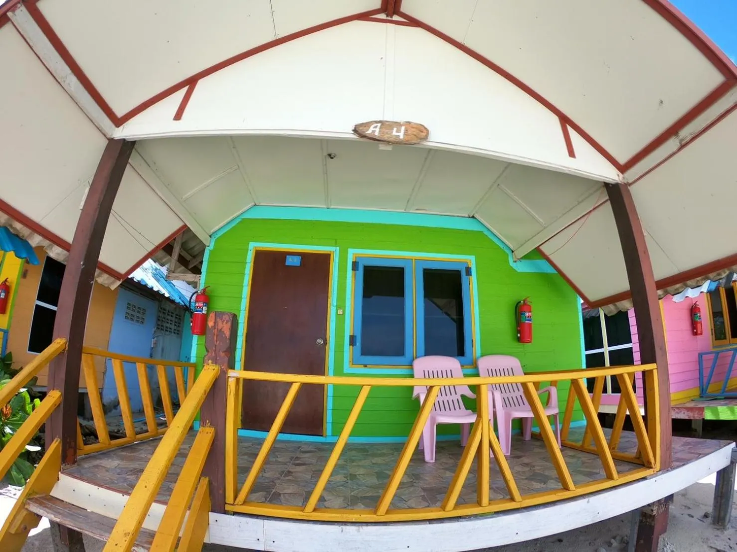 DAYA Beach, Lipe local