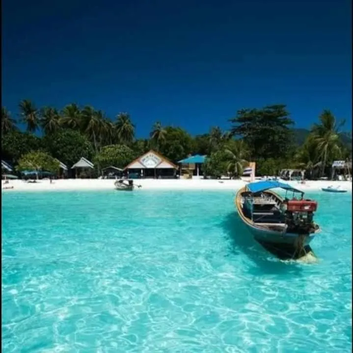 DAYA Beach, Lipe local