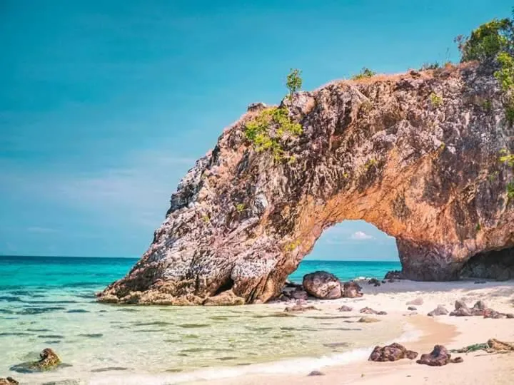 DAYA Beach, Lipe local