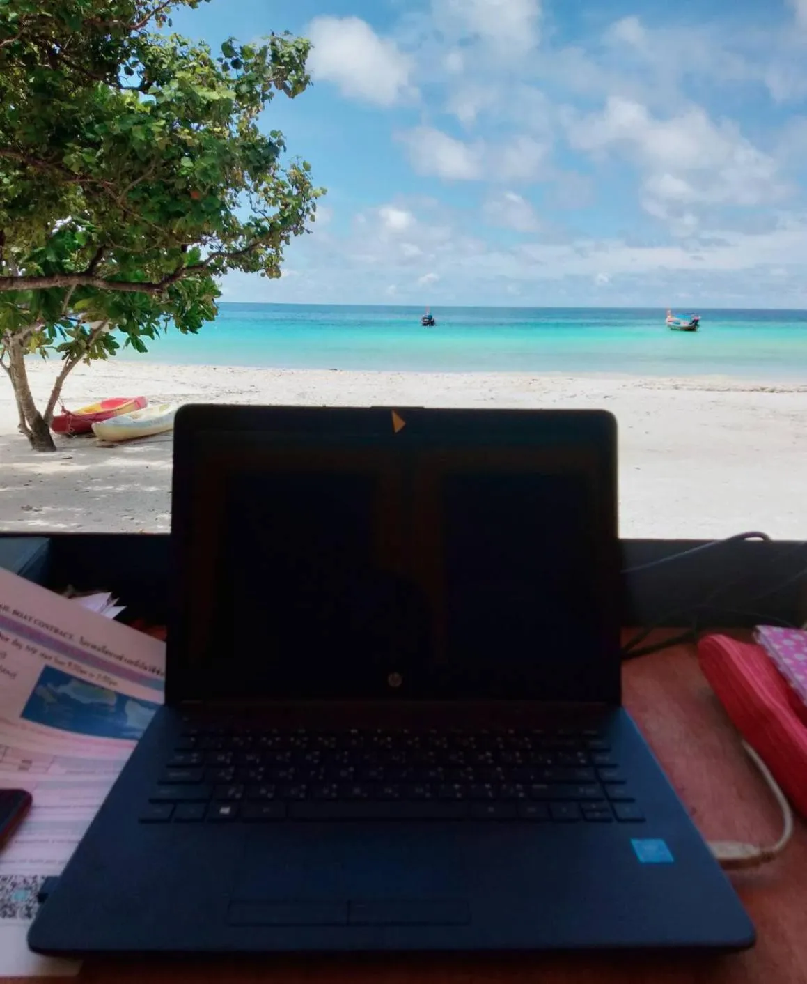 DAYA Beach, Lipe local