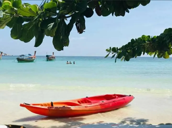 DAYA Beach, Lipe local