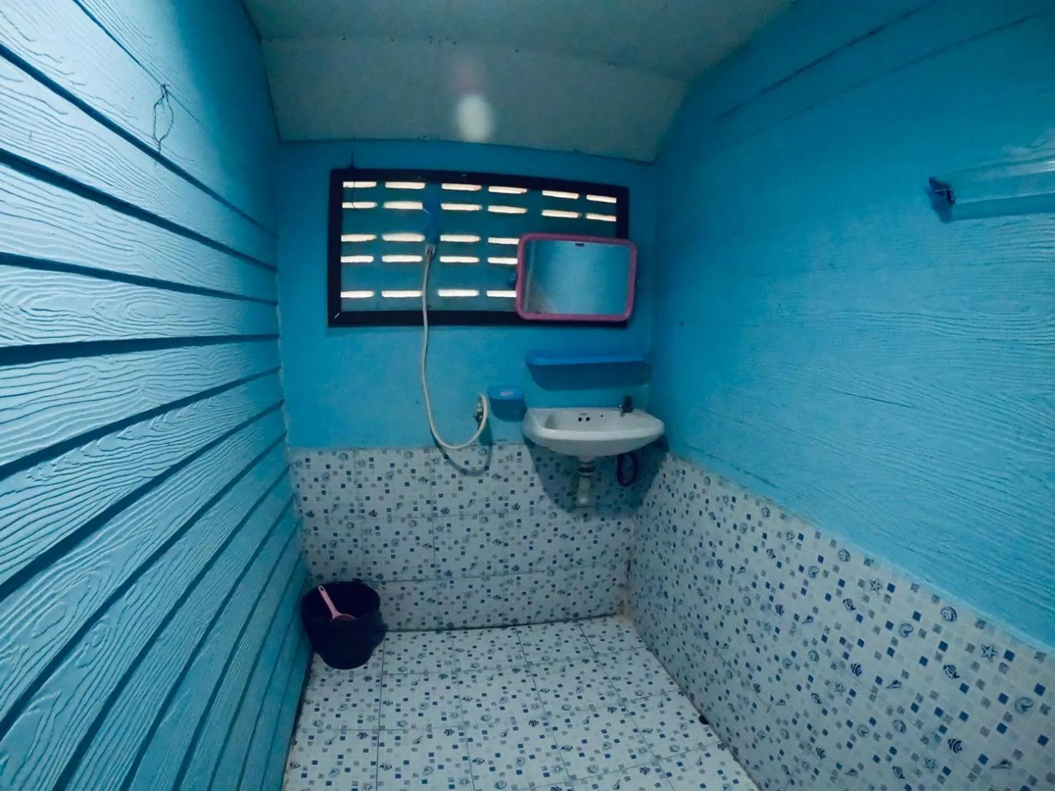 DAYA Beach, Lipe local