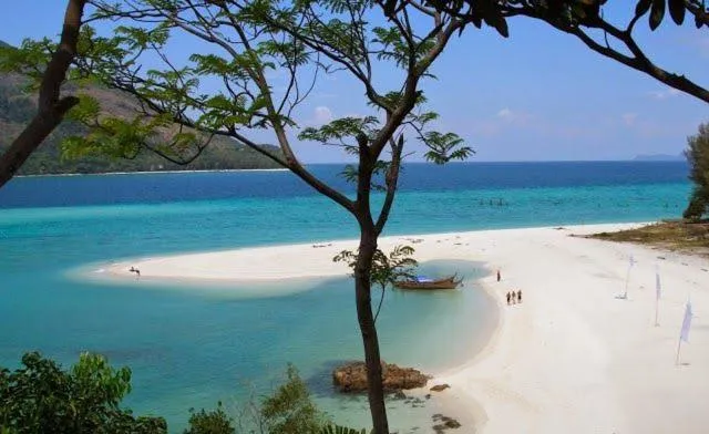 DAYA Beach, Lipe local
