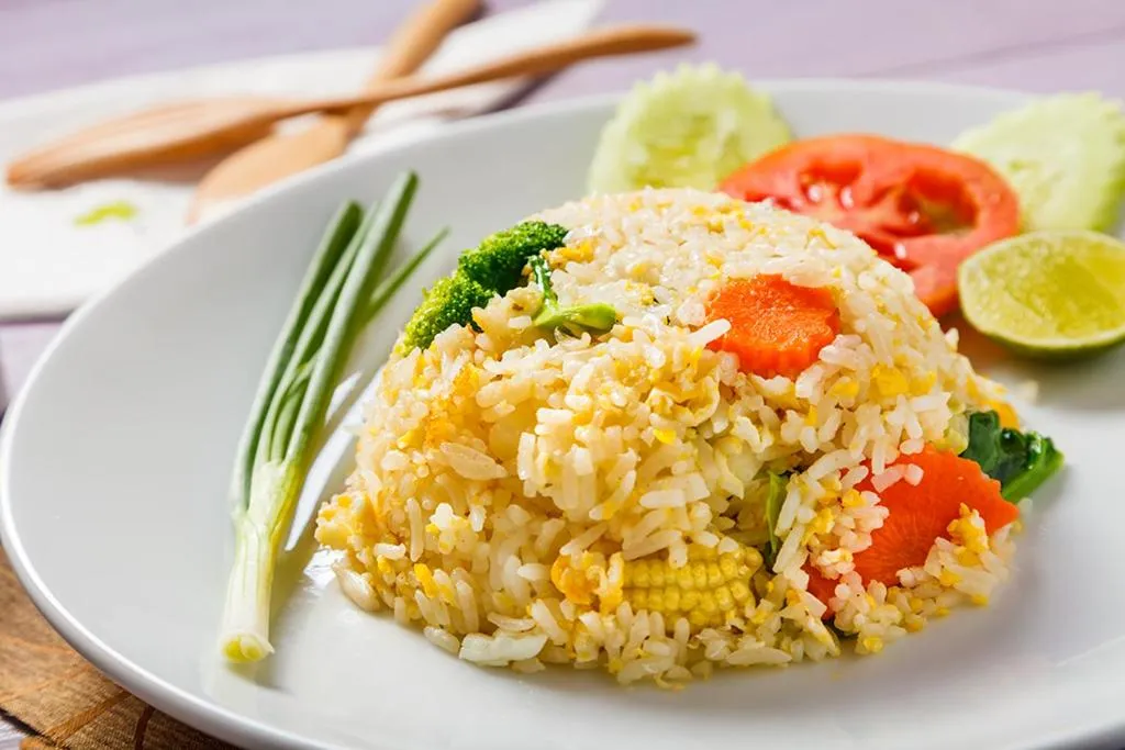 DAYA Beach, Lipe local