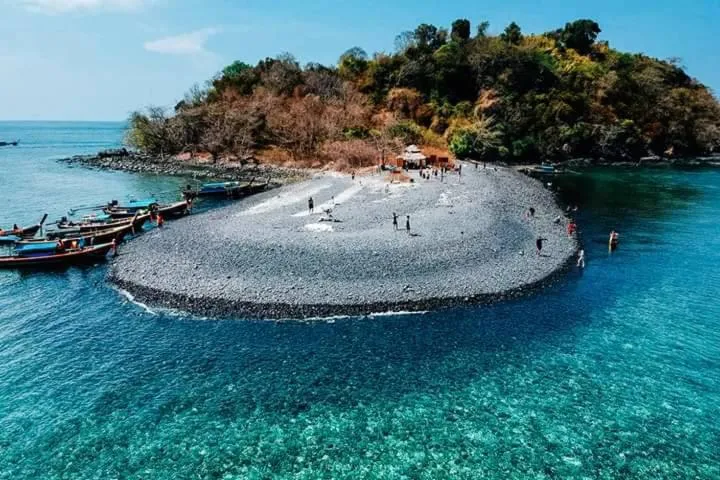 DAYA Beach, Lipe local