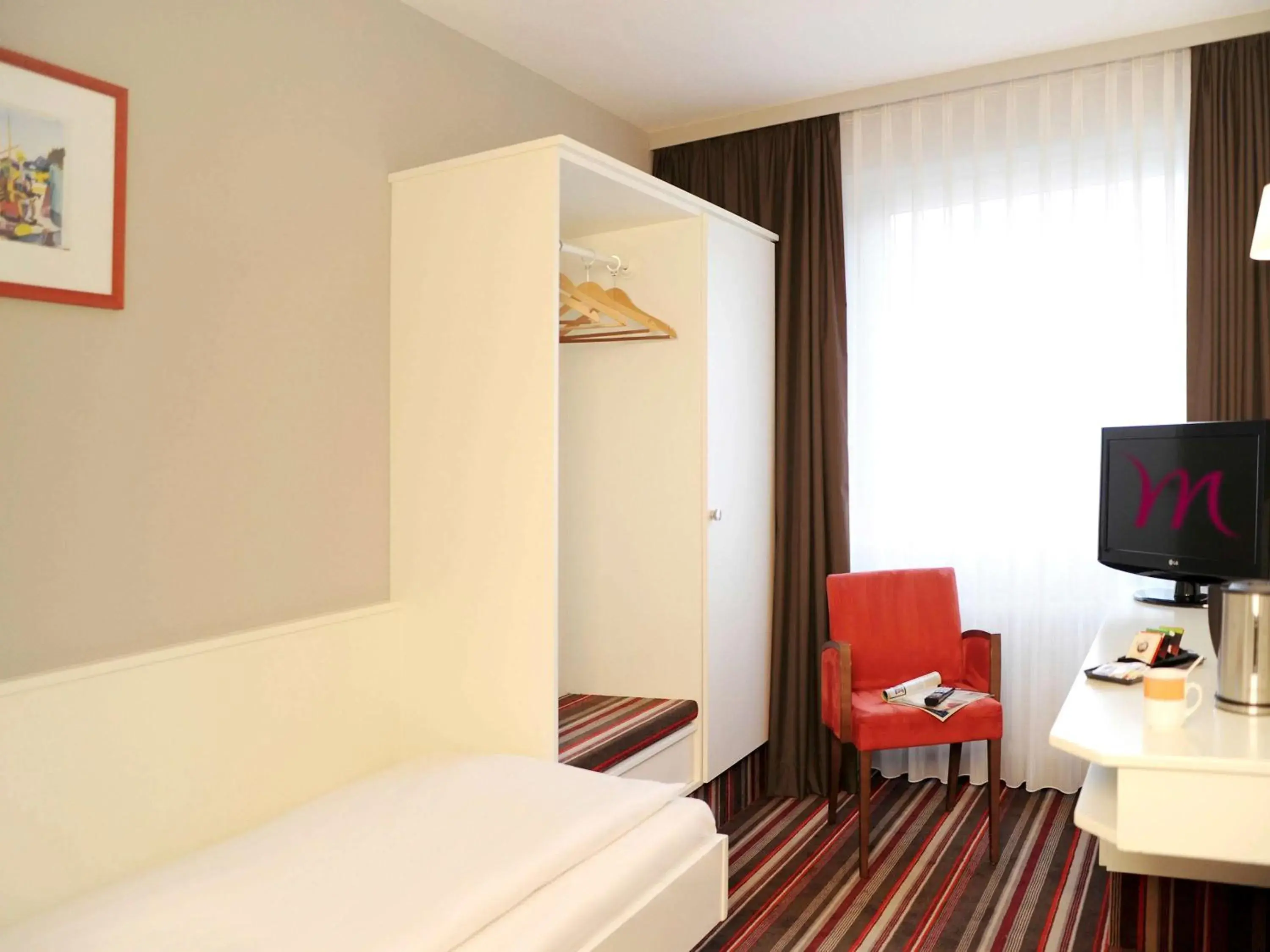 Photo of the whole room, Bed in Mercure Hotel Bad Homburg Friedrichsdorf