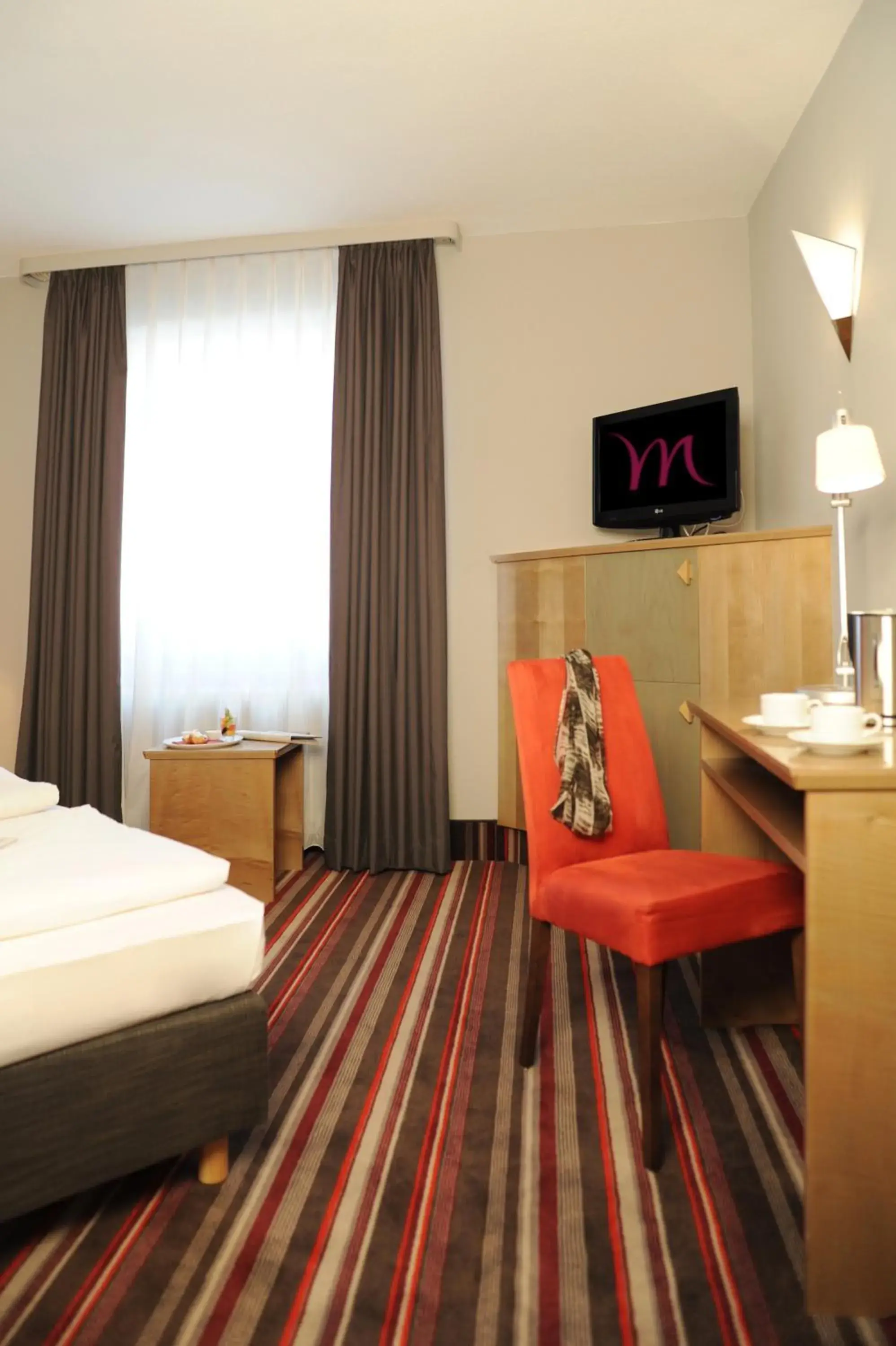 Photo of the whole room, TV/Entertainment Center in Mercure Hotel Bad Homburg Friedrichsdorf