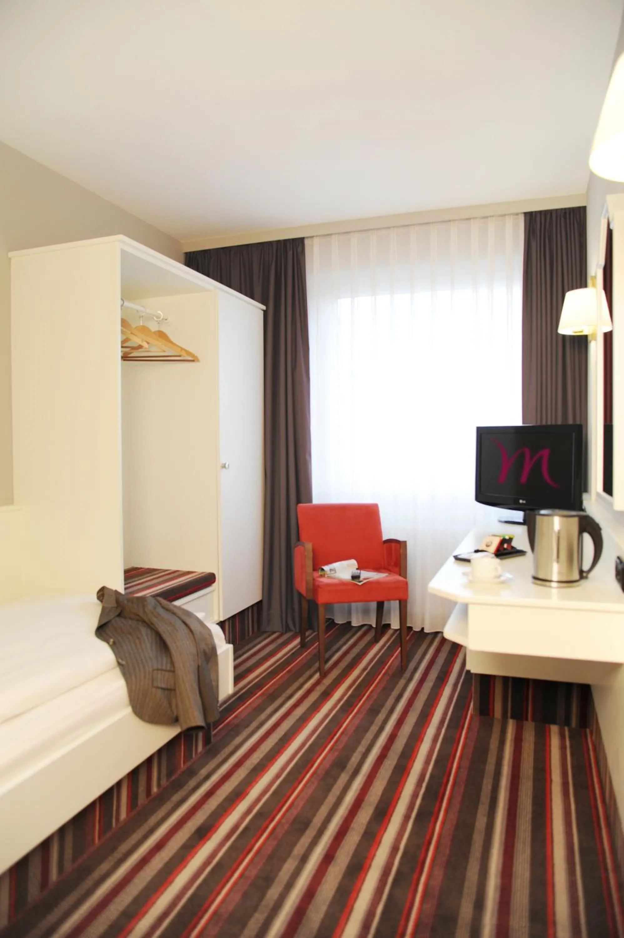 Photo of the whole room, TV/Entertainment Center in Mercure Hotel Bad Homburg Friedrichsdorf