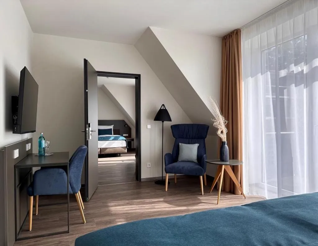 Communal lounge/ TV room, Bed in Hotel Schöne Aussicht