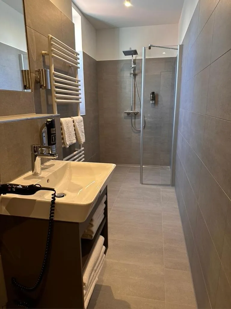 Shower in Hotel Schöne Aussicht
