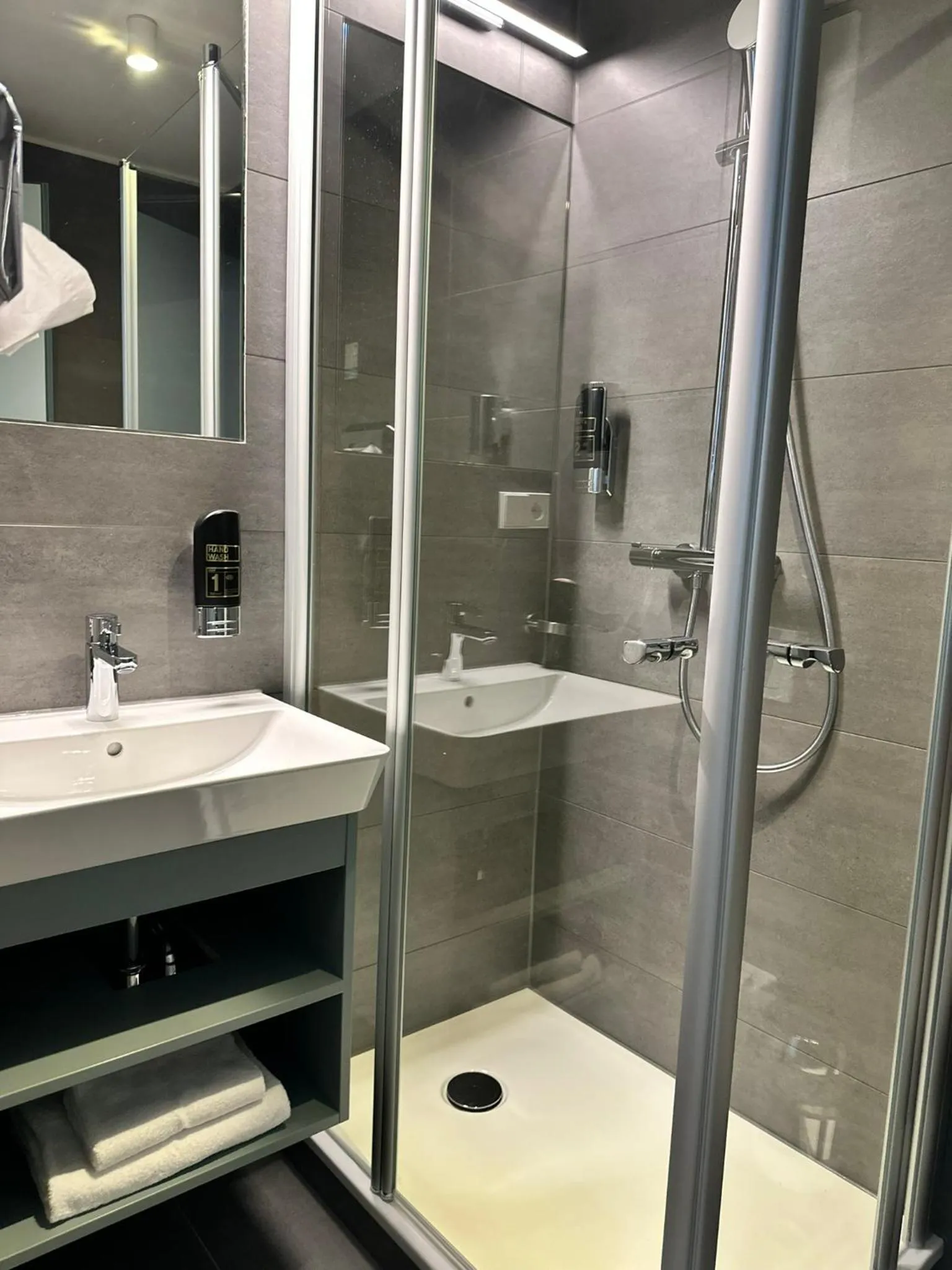 Shower in Hotel Schöne Aussicht