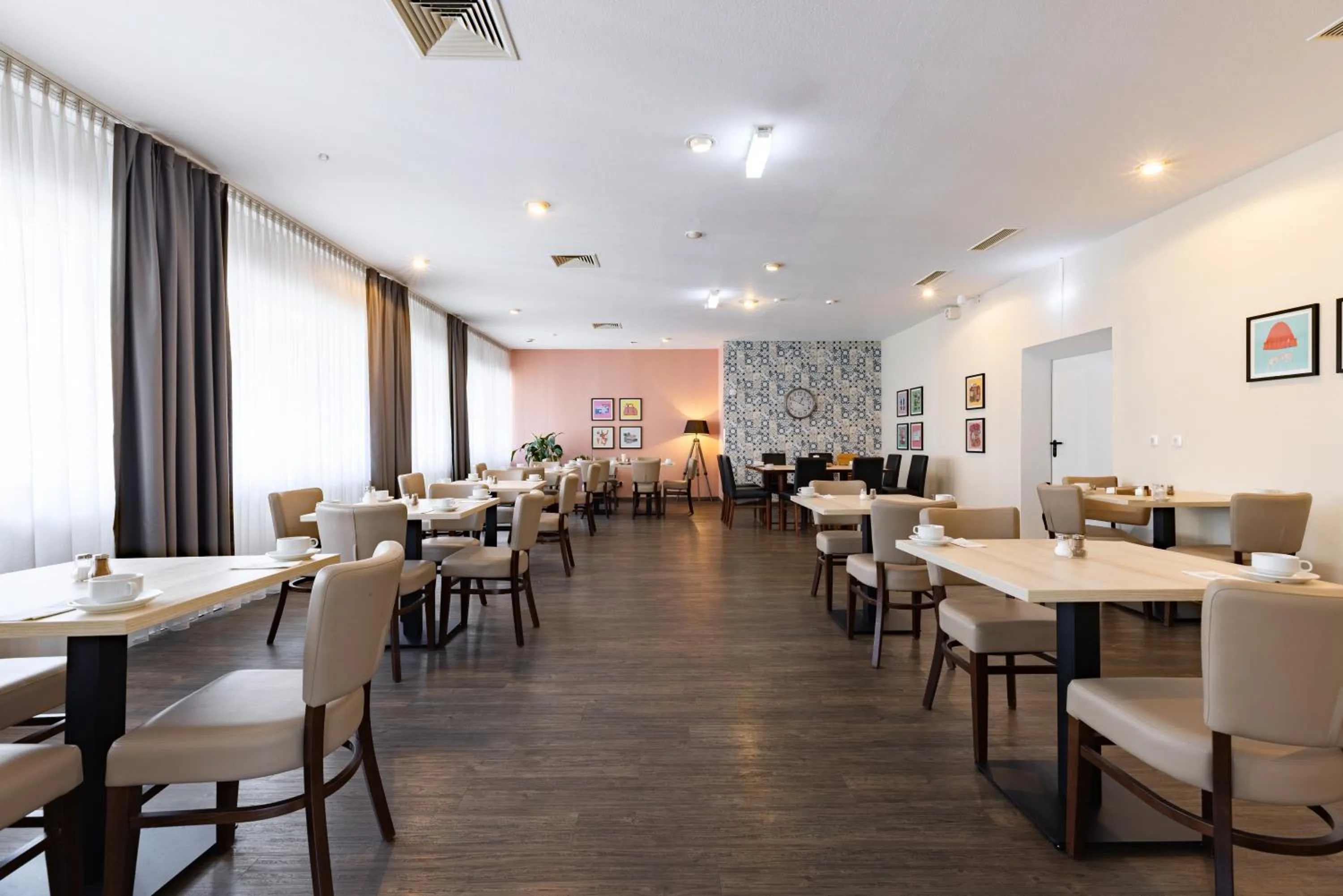 Restaurant/places to eat in Garner Hotel Cologne Porz - Airport by IHG