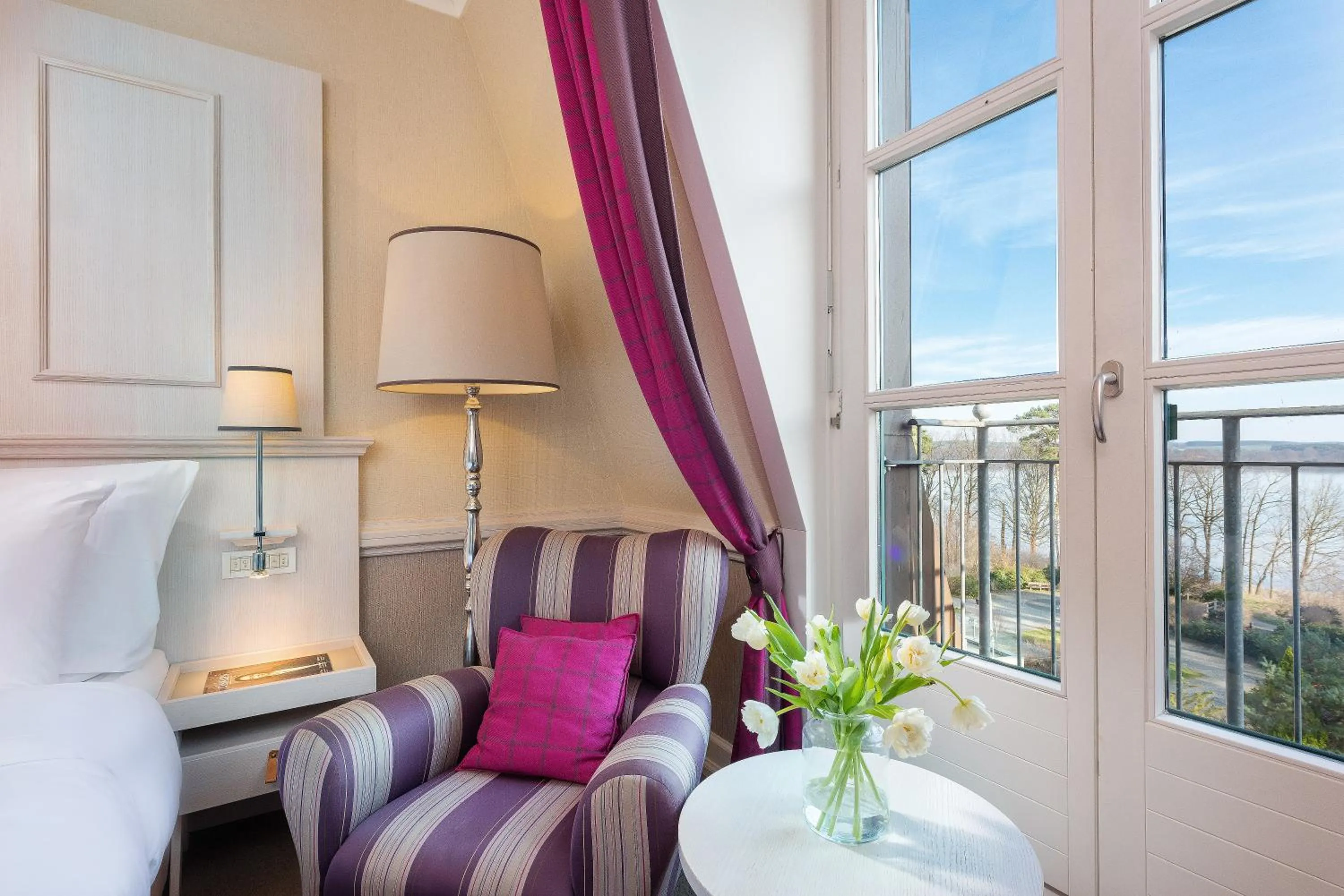 Seating area, Bed in Precise Resort Bad Saarow