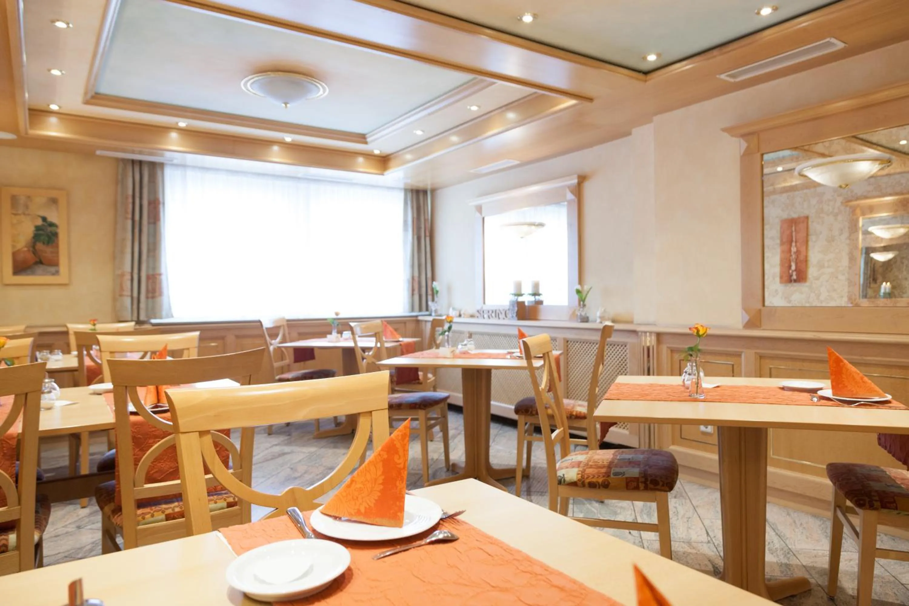 Food and drinks in City-Hotel garni